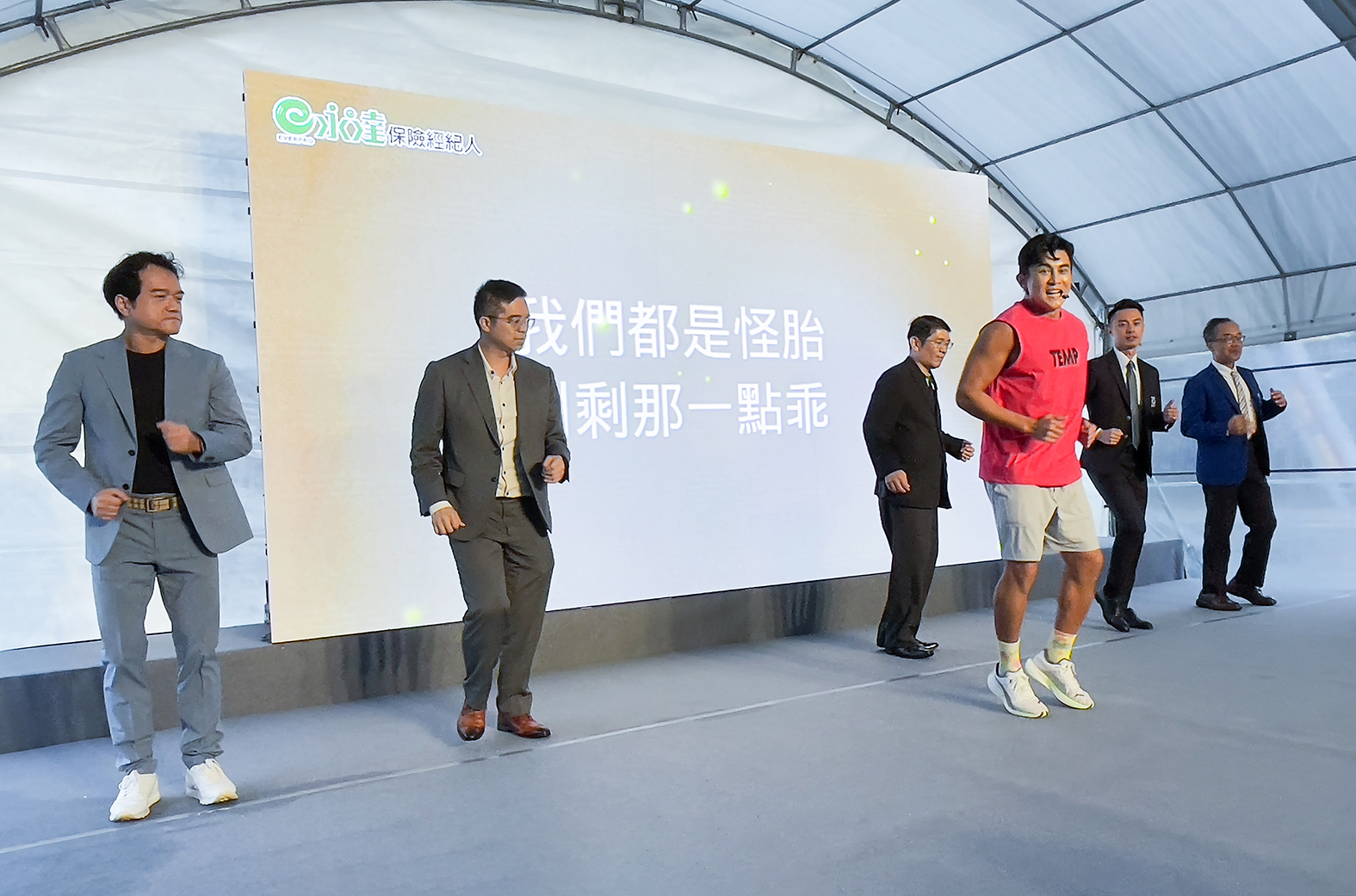 Terry江振愷(前排紅衣者)以時下最夯的「星期五晚上」帶動跳,偕同(後排右起)永達陸大同業務籌備副總、吳東凱業務籌備副總、蔡佳宏業務高級經理、江元傑業務籌備副總、鄭天程業務協理炒熱現場氣氛。