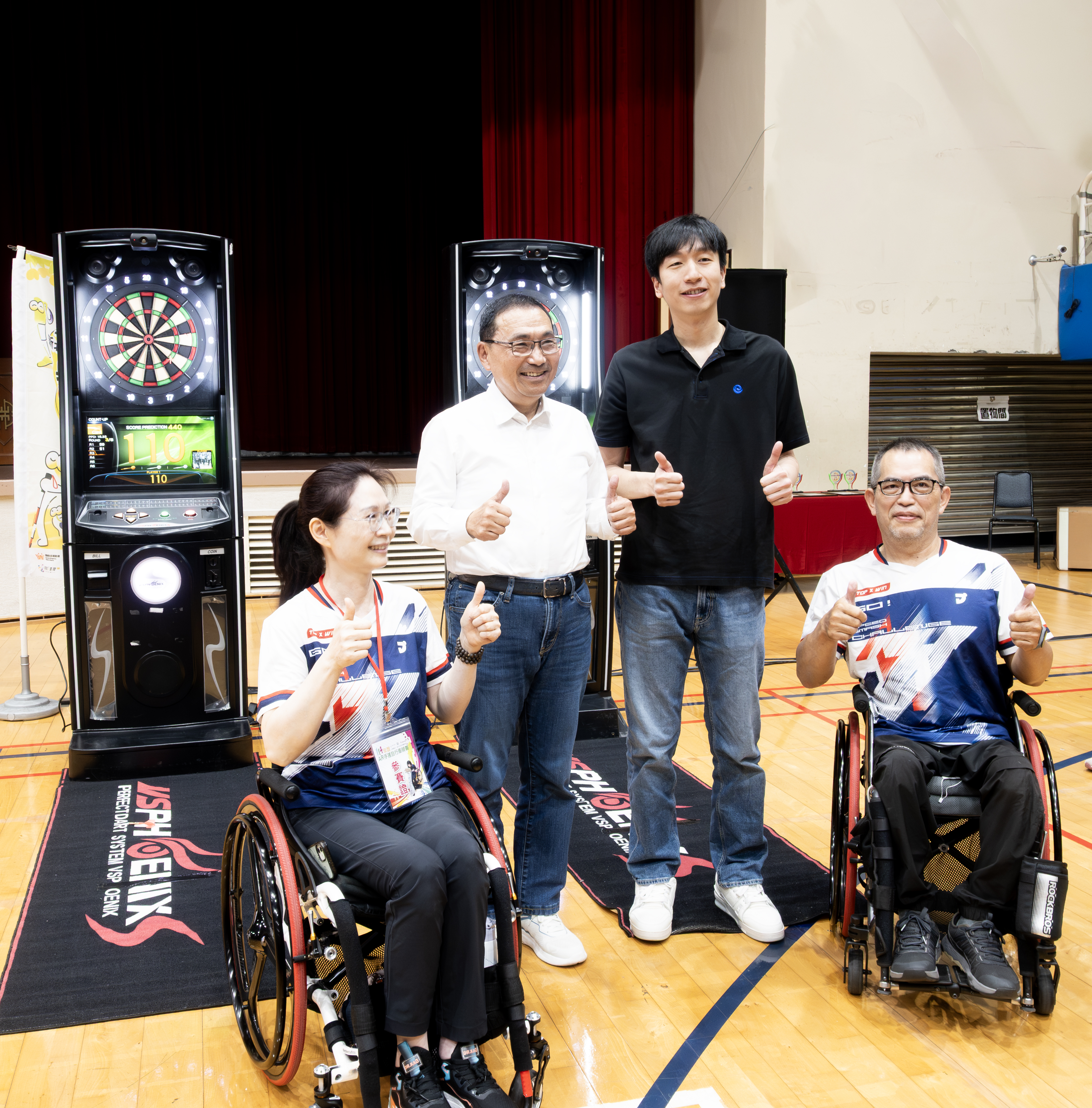 (左2起) 侯友宜市長、吳柏瑨總經理特助與兩位身障朋友組隊,進行電子飛鏢PK。