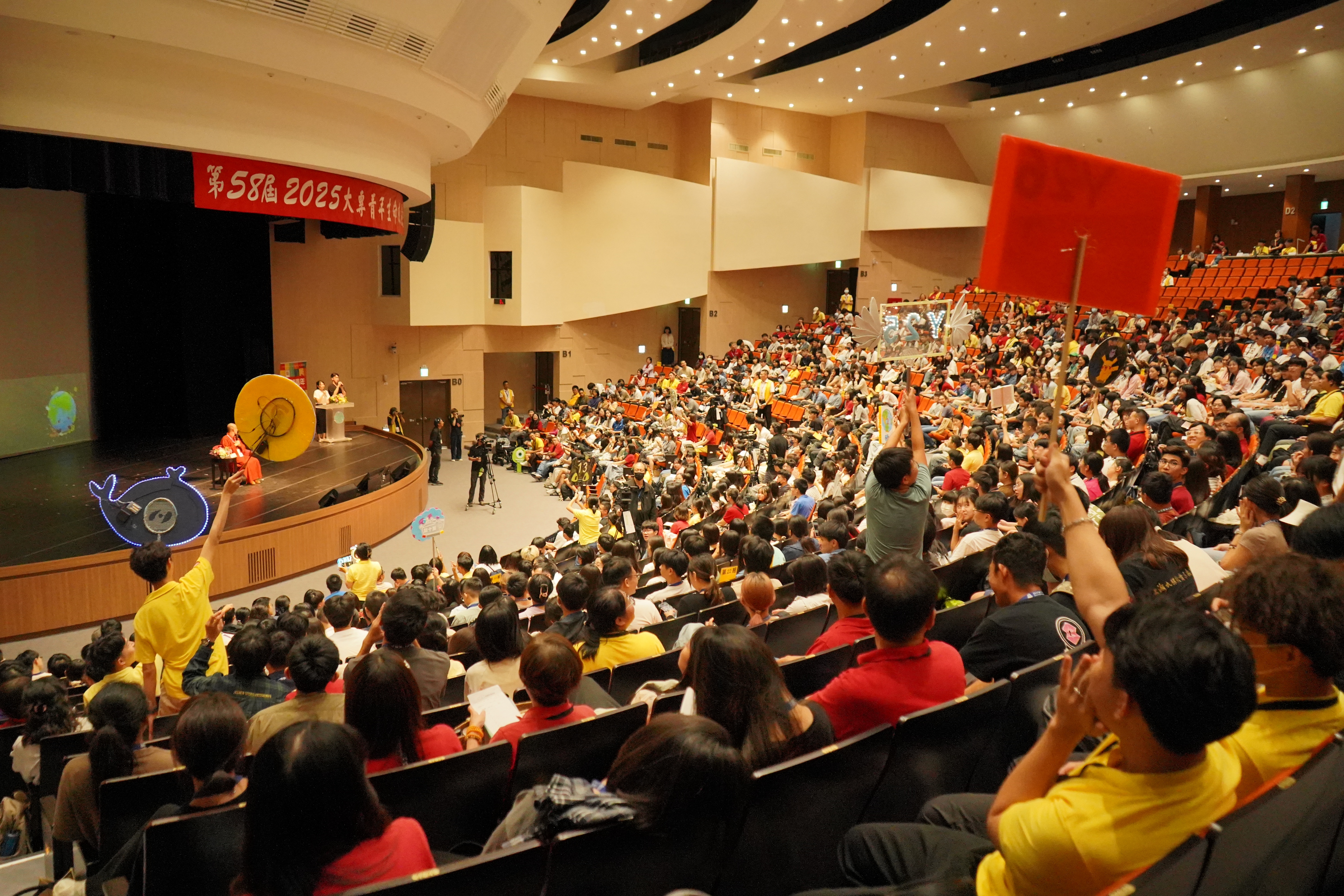 大專青年生命成長營會學生熱情的互動。