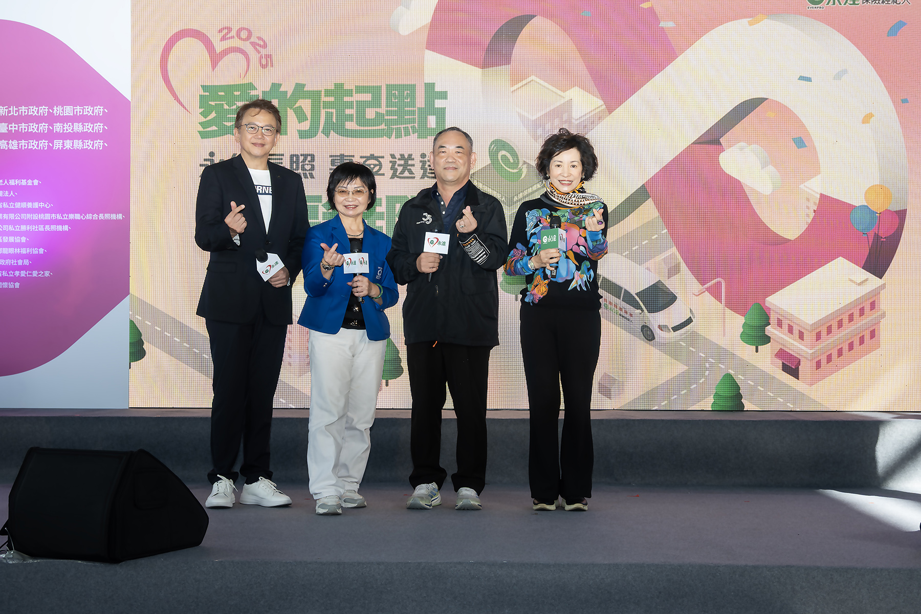 2022及2025年個人捐贈長照車者(右1起)永達韓孫珍華業務執行副總、保戶張周龍、林寶珍業務儲備協理、前立委也是保戶周守訓共同見證第八年捐贈儀式。