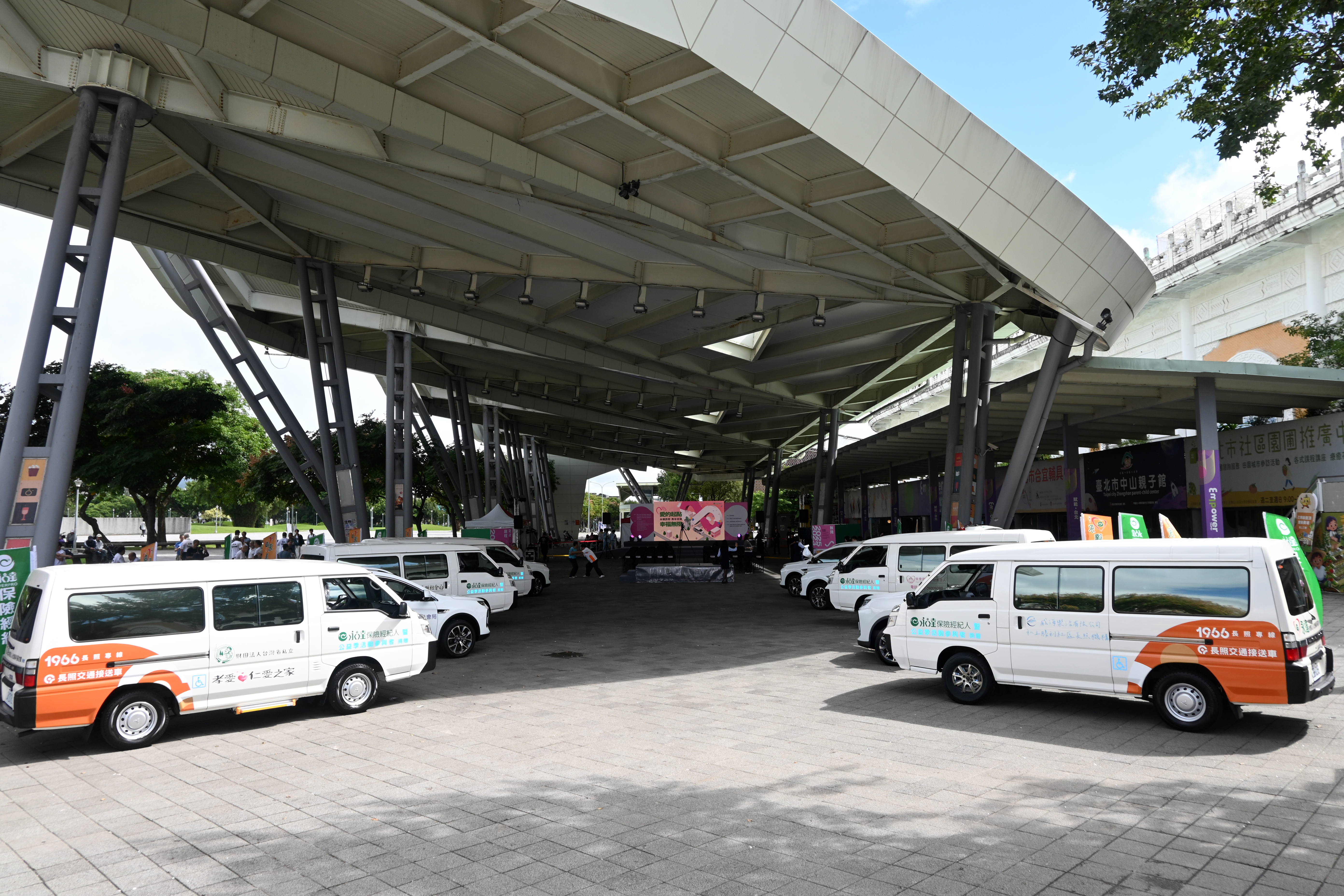 2025年捐贈11輛長照服務專車,現場展示其中10輛。