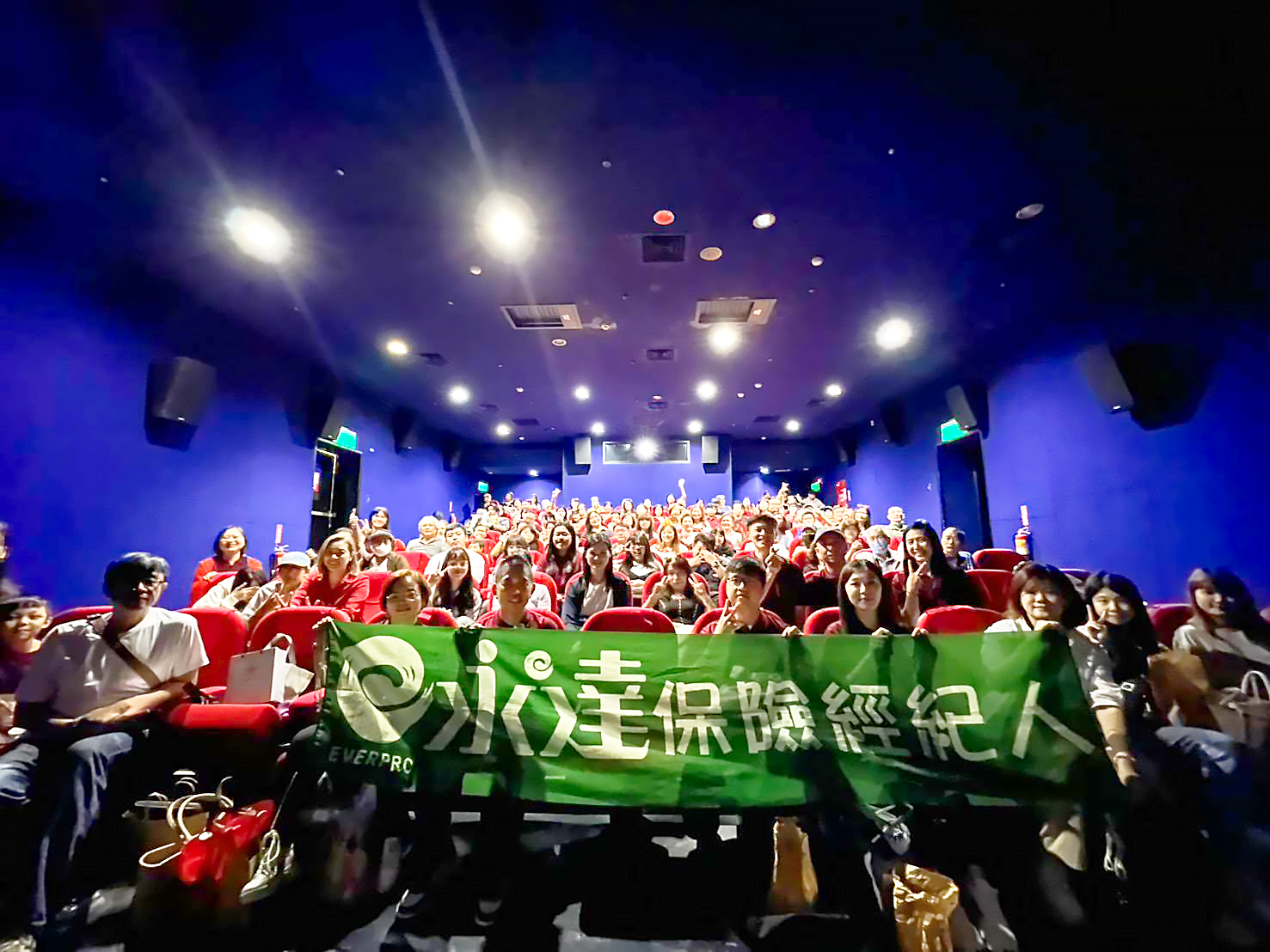 活動前與夥伴及客戶們合影。