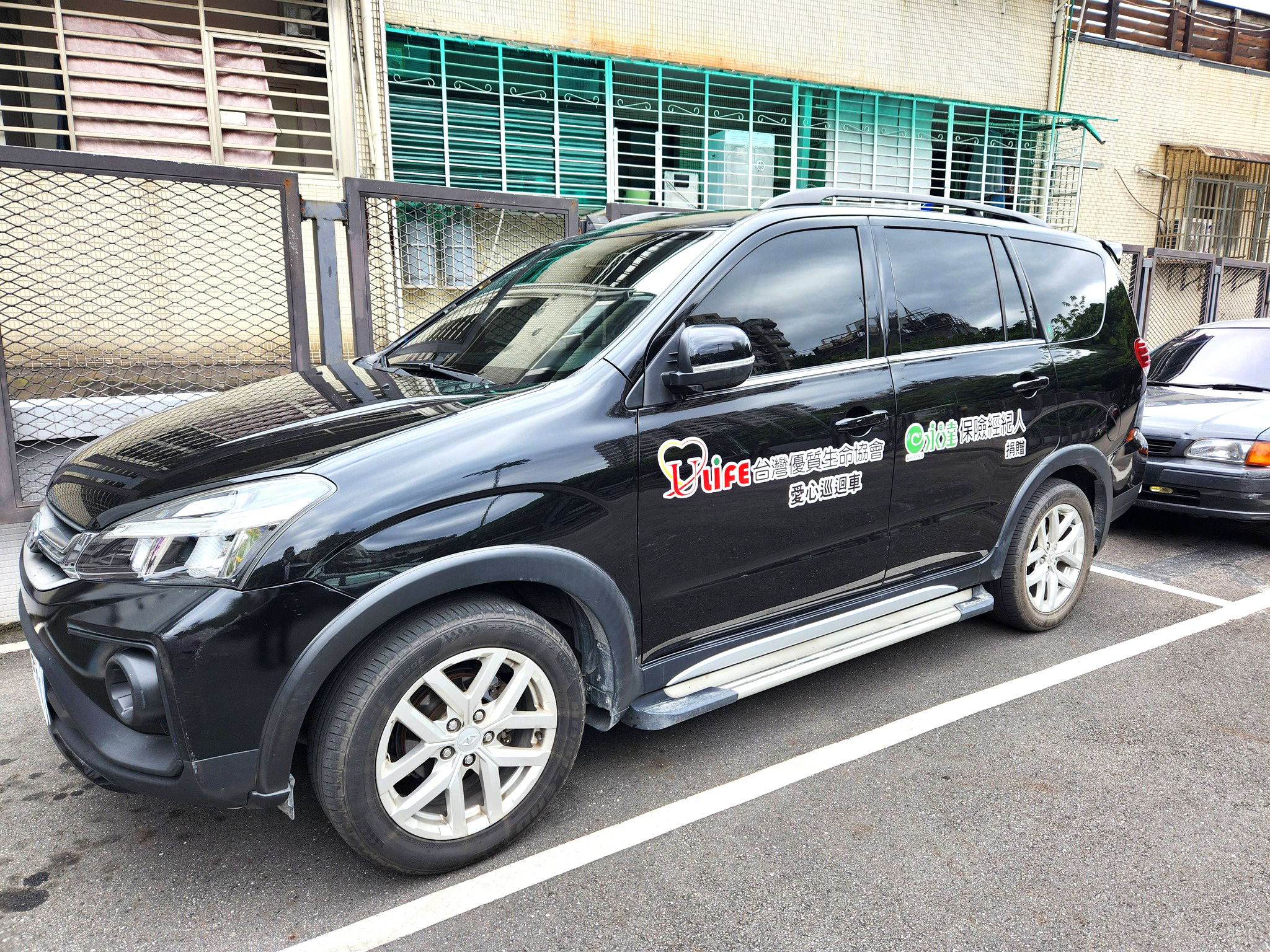 永達捐贈的長照專車接送藝人參與公益活動。