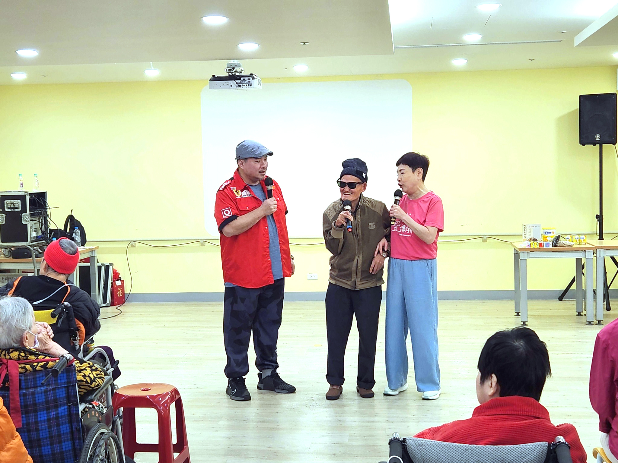 藝人李炳輝現場表演。