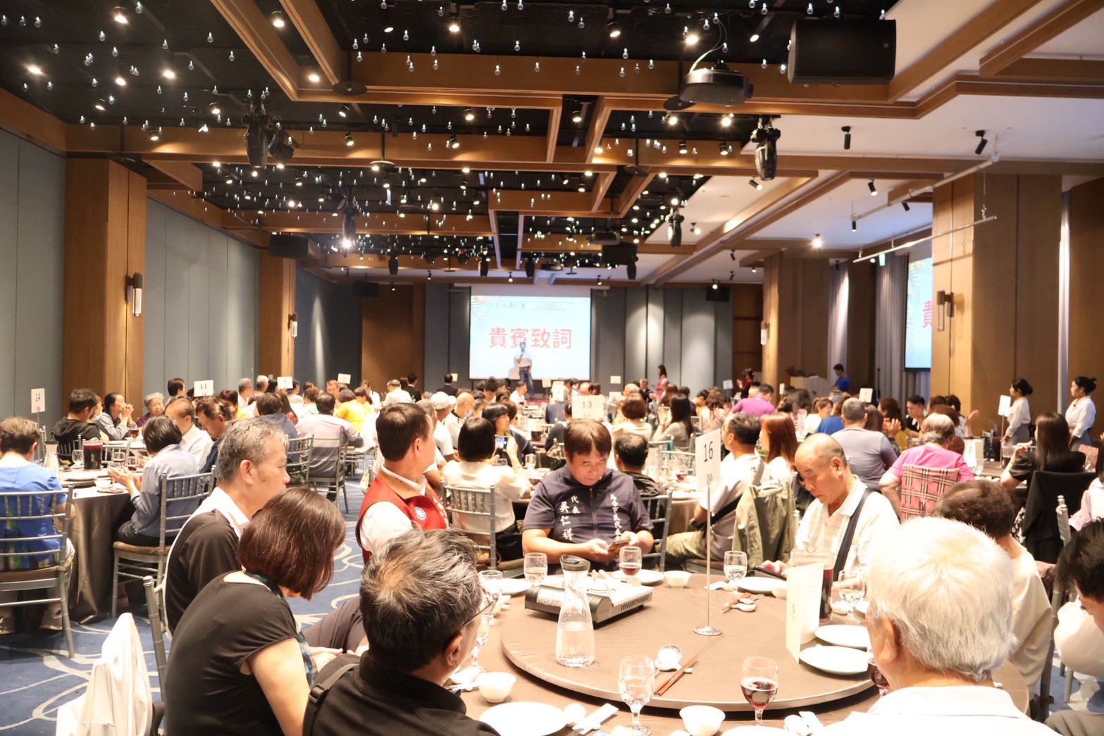 為慶祝開幕的喜悅,於澎澄飯店提供美食佳餚宴請近200位貴賓及永達保戶。
