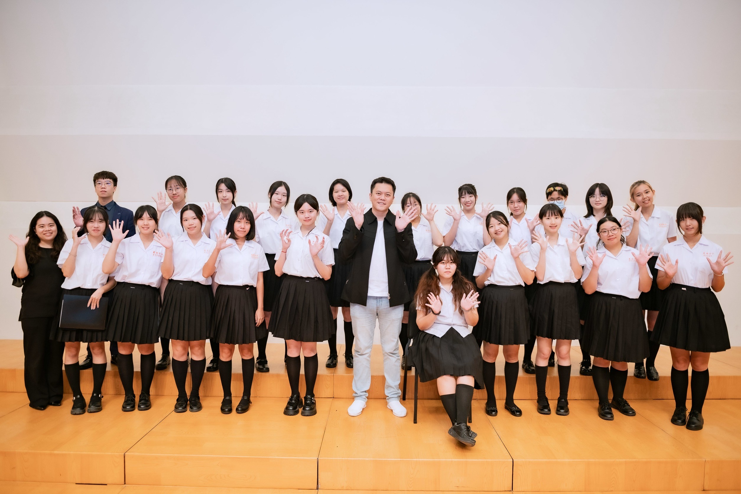 推動藝術交流與傳承,永達保經蔡耀賢業務籌備副總與受邀演出及參加音樂會的台南女中合唱團學生開心合影。