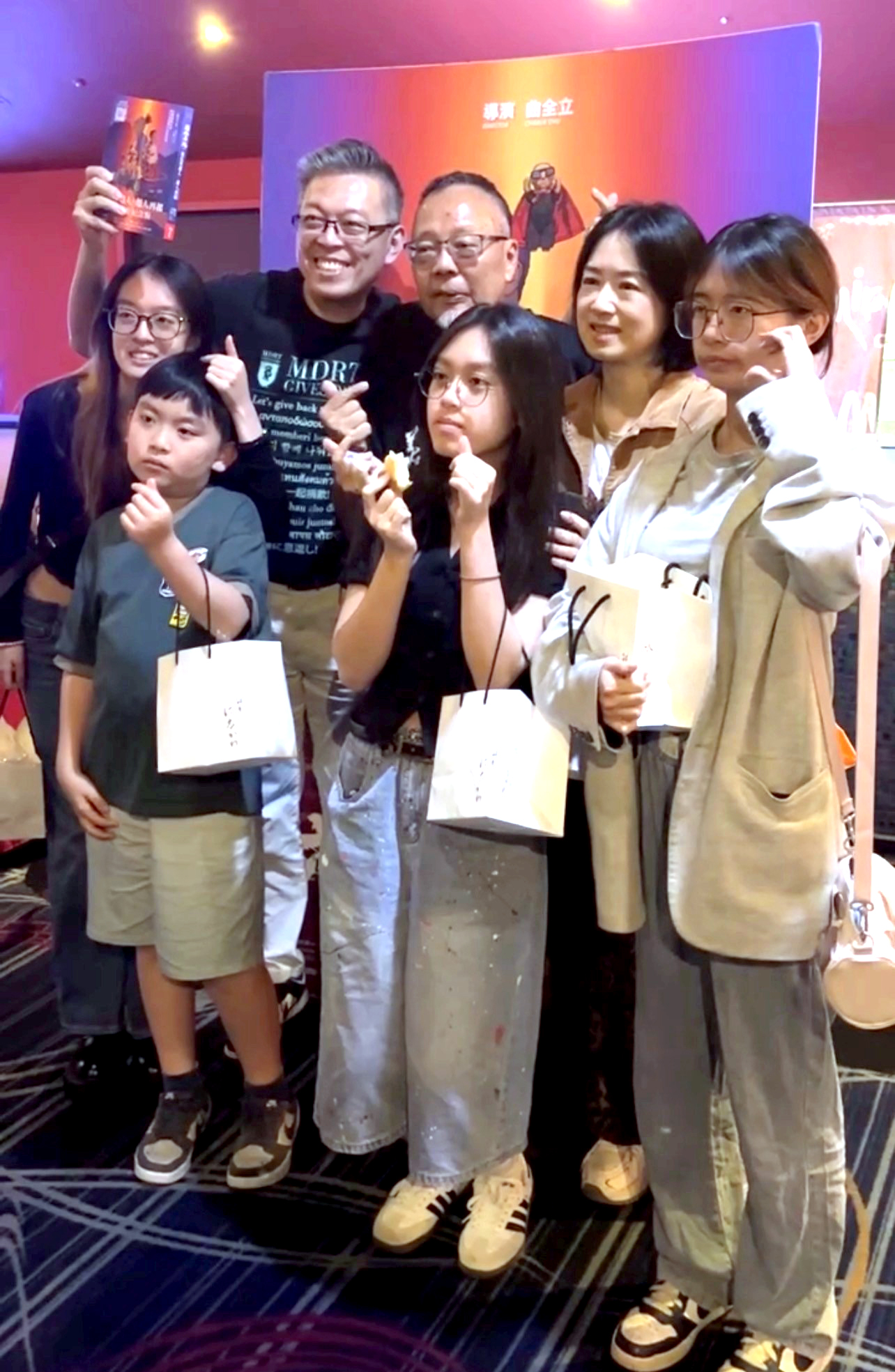 鞏國祥業務副總（後排左）化身小粉絲，呼朋引伴與曲導演合影。