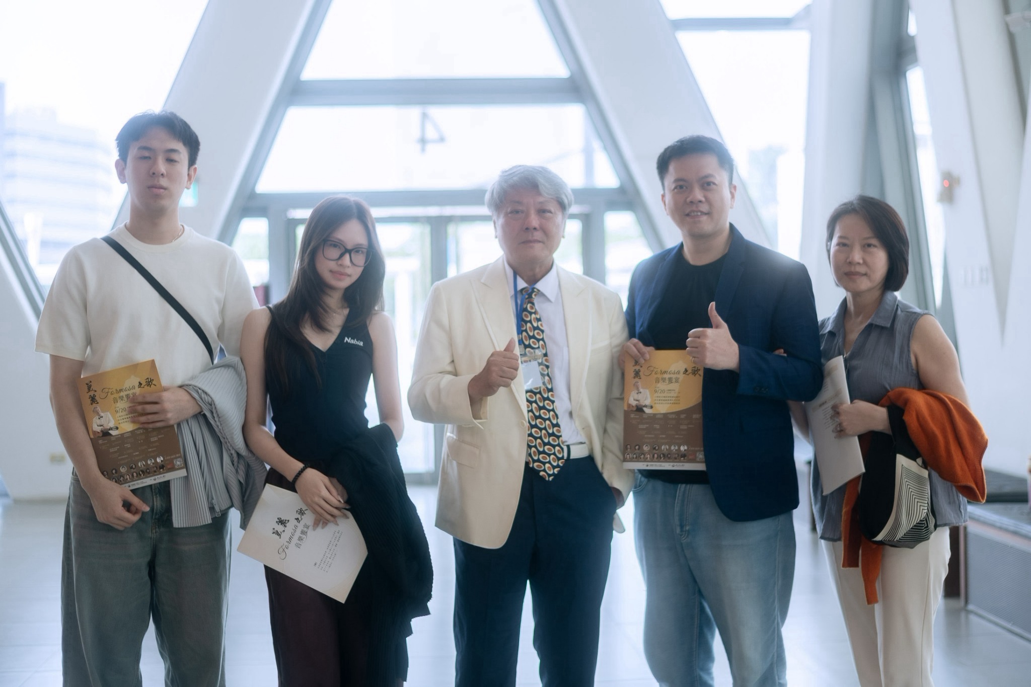 蔡耀賢業務籌備副總（右2）與這場公益音樂會的主角王明哲老師（中）合影。