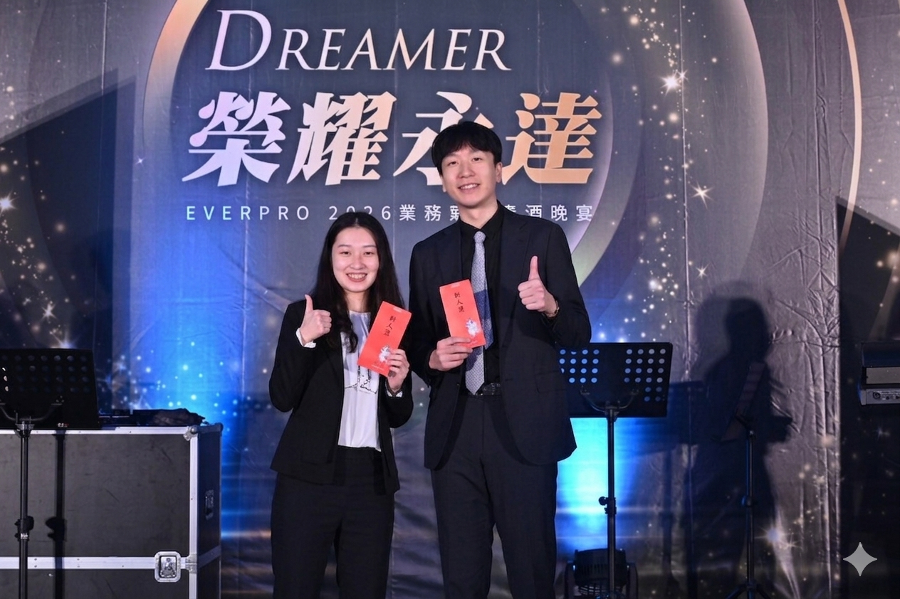 吳柏瑨總經理特助(右二)頒發新人獎紅包給張鈺瑄業務高級經理(左一)。