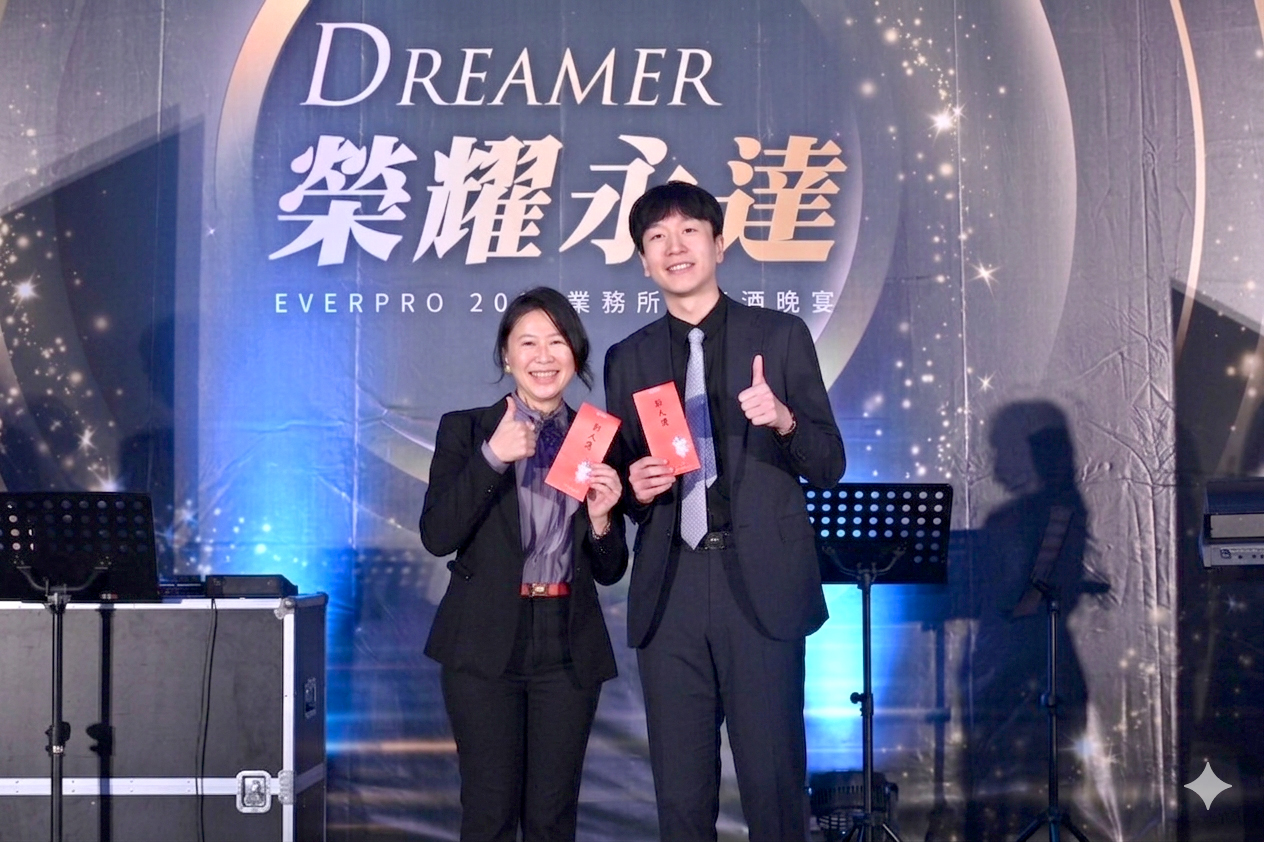 吳柏瑨總經理特助(右)頒發新人獎紅包給李雅雯業務資深經理(左)。