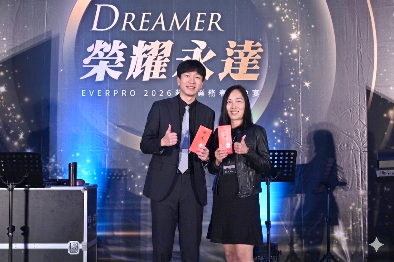 吳柏瑨總經理特助(左)頒發新人獎紅包給陳秀麗業務高級經理(右)。