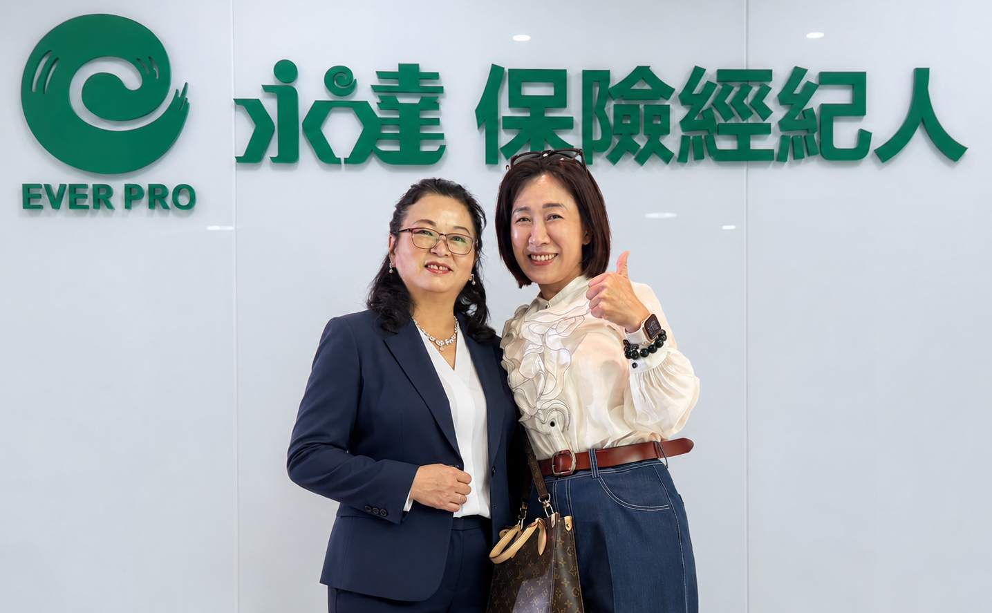 王淑卿與高慧如業務協理。