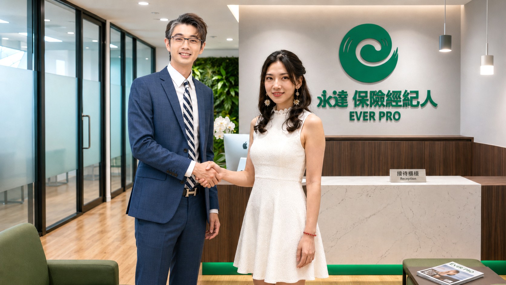 徐嘉伶及推介主管傅泓捷業務資深副總。
