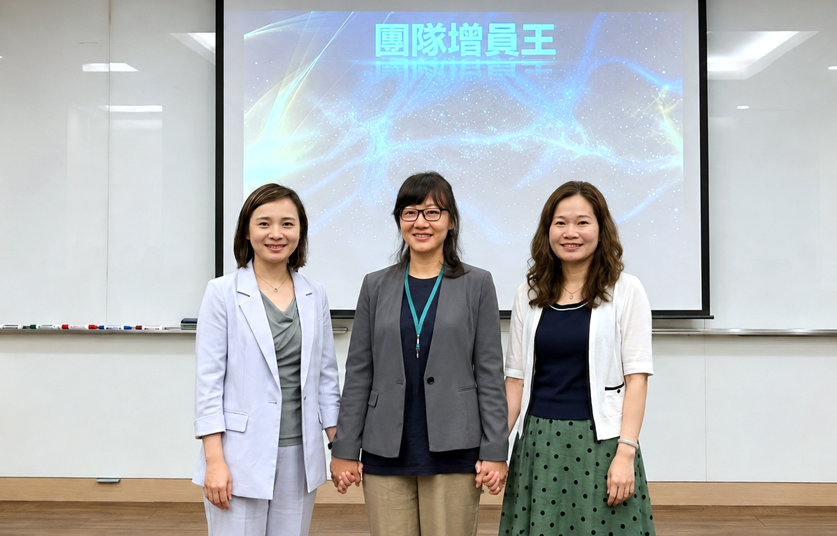 推介主管林瑜莉業務副總(左)、余思嫻業務籌備協理(中)、輔導主管(李靜芳業務籌備副總(右)。