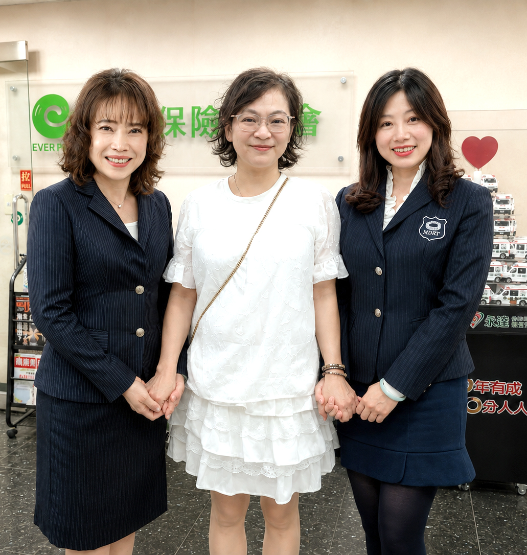推介主管吳雅萍儲備協理(右),吳家儀業務首席經理(中),輔導主管郭紫渝業務儲備協理(左)。