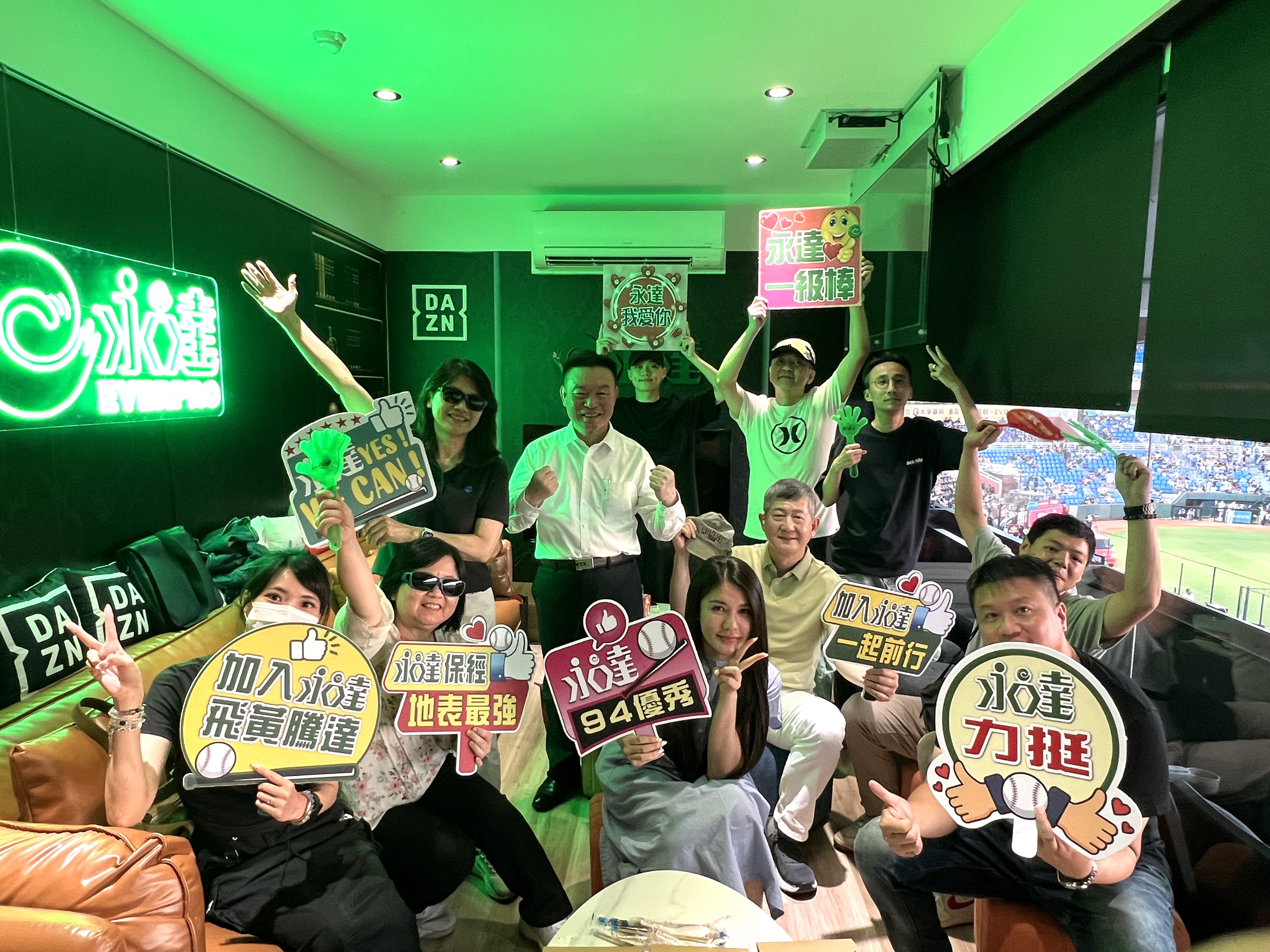 業績全壘打,熱血無極限!月碧團隊菁英齊聚滿貫VIP,共享榮耀時刻。