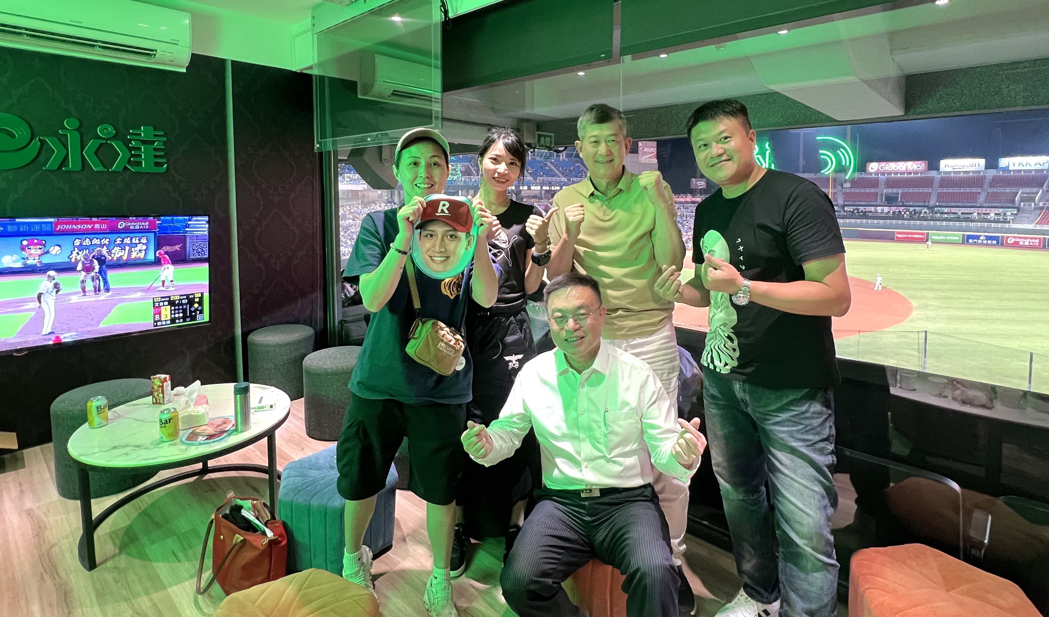 嚴富民業務高級副總偕富民處菁英,在永達滿貫VIP包廂熱血同歡!