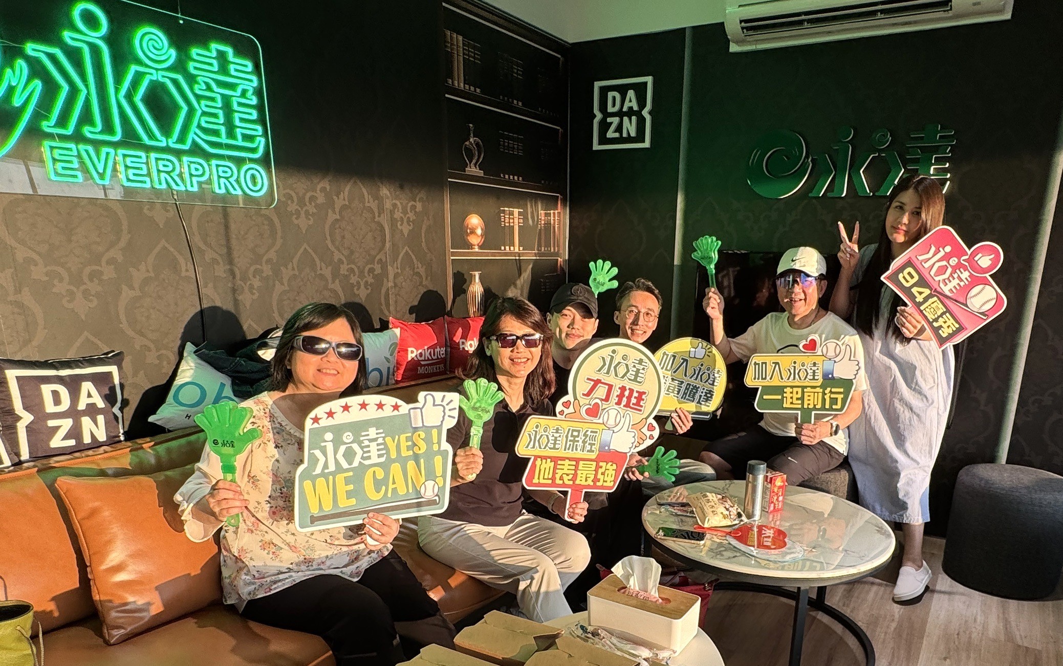 凝聚向心力,吳博璿業務協理攜手國祥處菁英齊聚滿貫包廂,共享榮耀時刻。