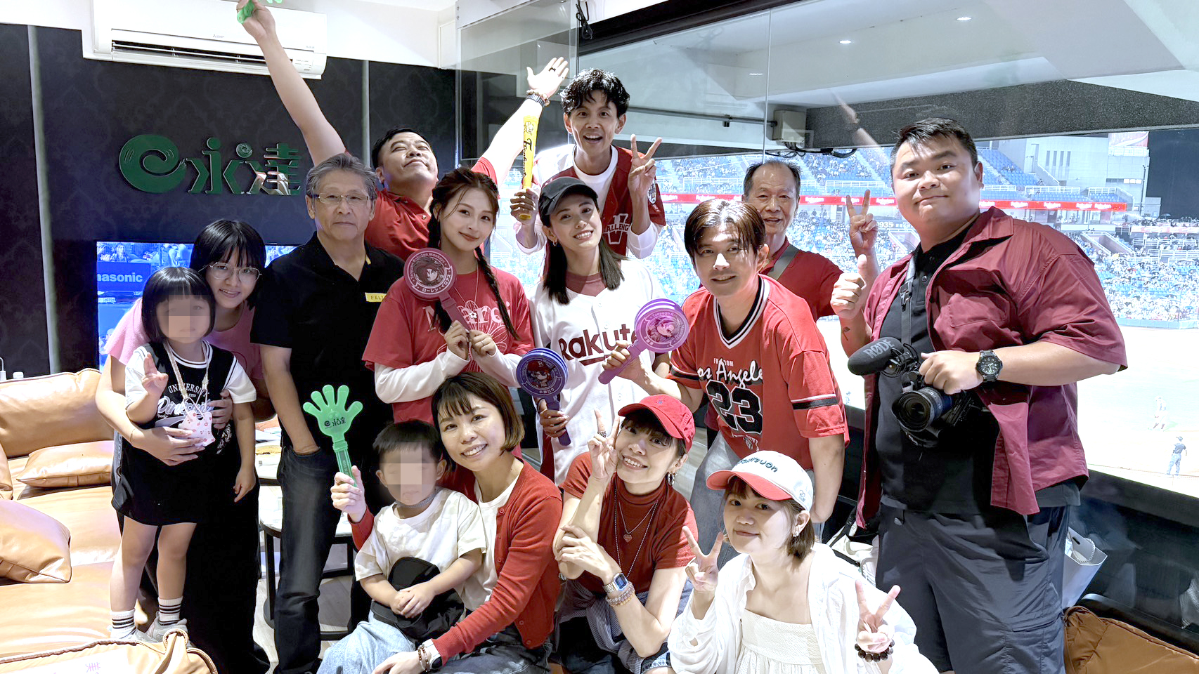 永達保經特別邀請人氣生活旅遊影音團隊「鬧著玩」主持群親臨現場開箱,帶著家人一同出席,為球場注入滿滿話題與活力。
