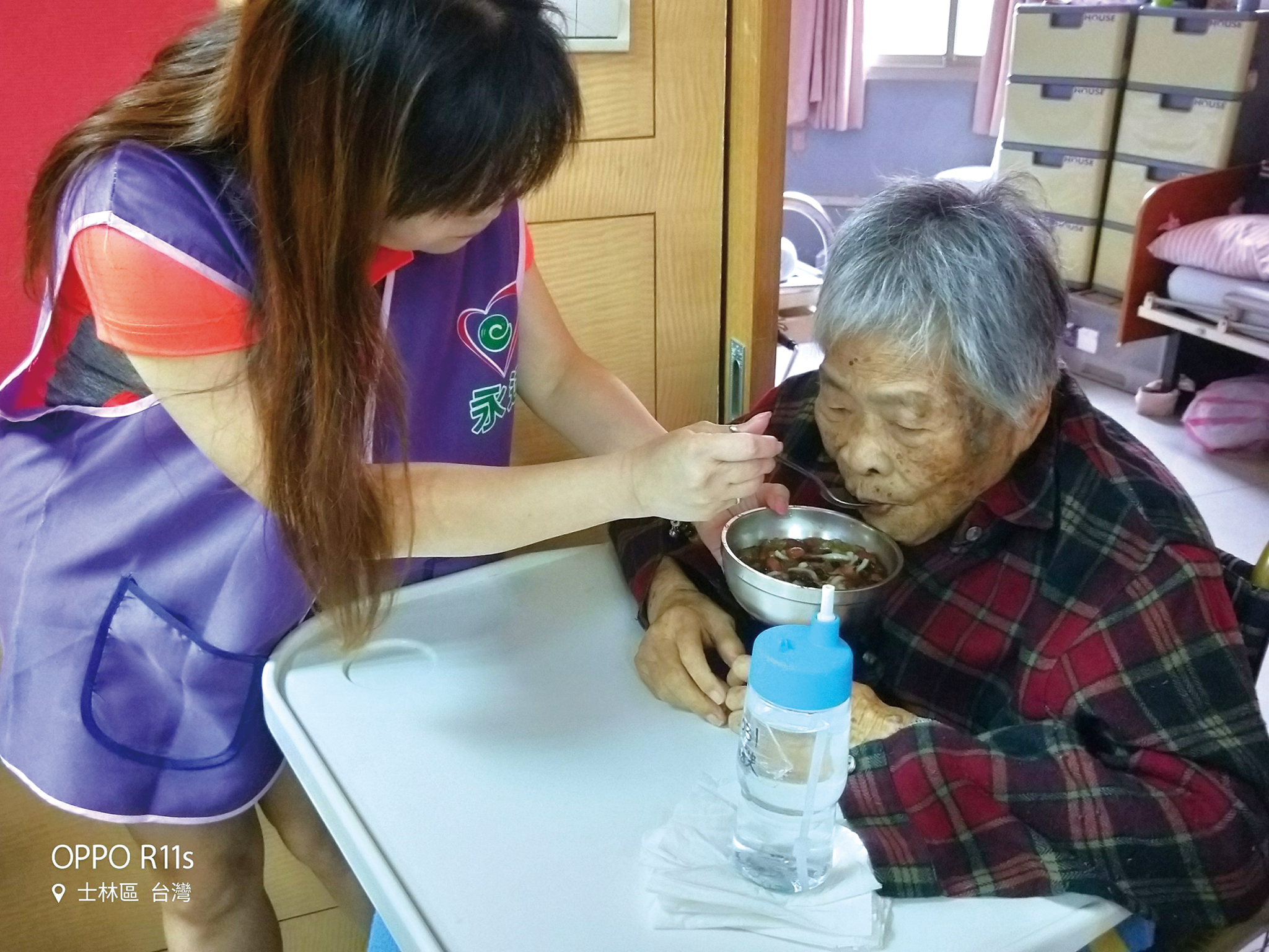 永達志工協助長輩吃剉冰。