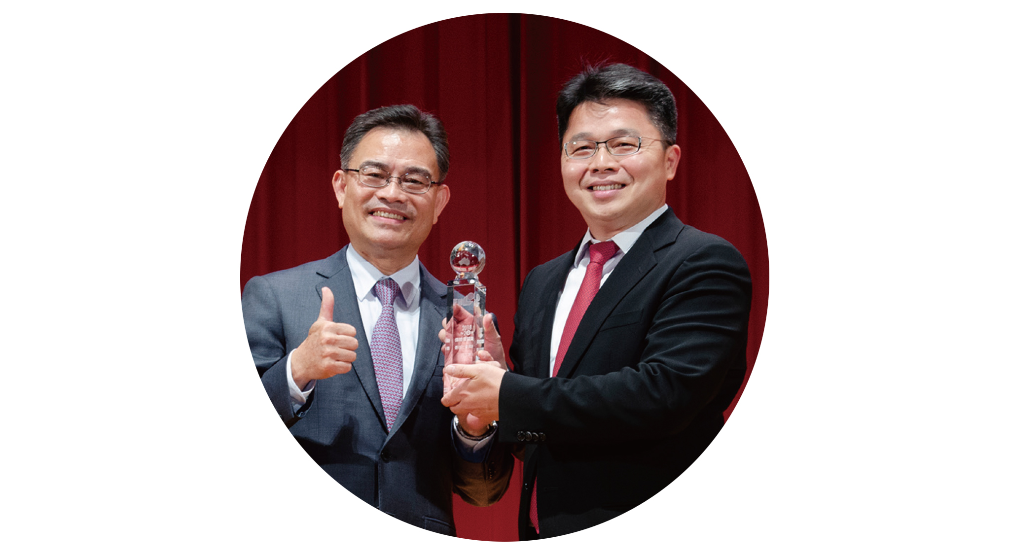 李世傑業務副總（左）從現代保險健康理財雜誌總經理劉振豐（右）手中接下「最佳社會貢獻」特優獎盃。