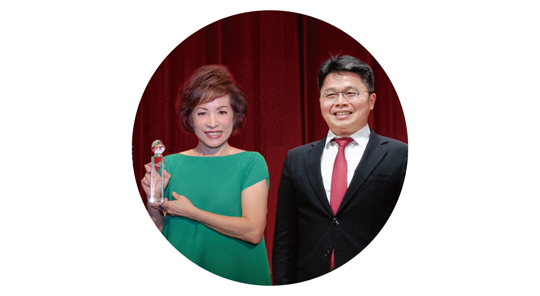 韓孫珍華業務副總（左）從現代保險健康理財雜誌總經理劉振豐（右）手中接下「最佳社會貢獻」優選獎盃。