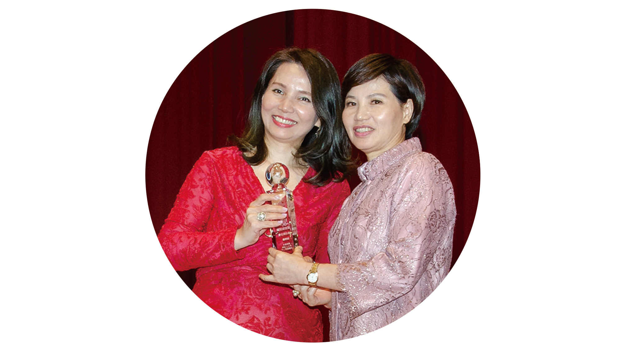 陳翠芳業務協理（左）從現代保險健康理財雜誌發行人林麗銖（右）手中接下「最佳通訊處」特優獎盃。