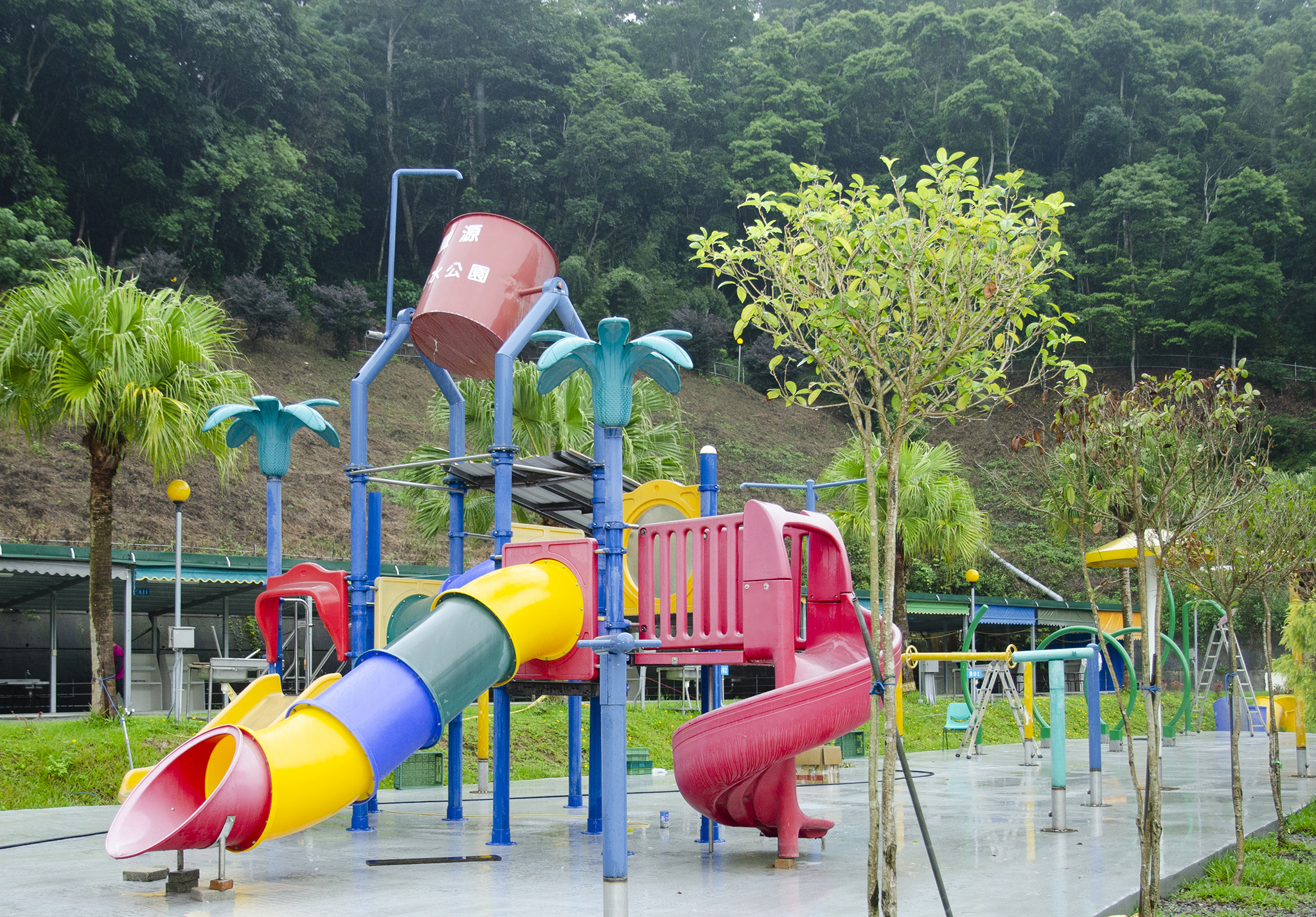 新設立的水樂園設施多元，包含大水桶滑梯組、瀑布、趣味倒水桶、迴轉水柱、水雨傘、噴水龍、大小噴水槍等，絕對讓小孩們玩到HIGH。