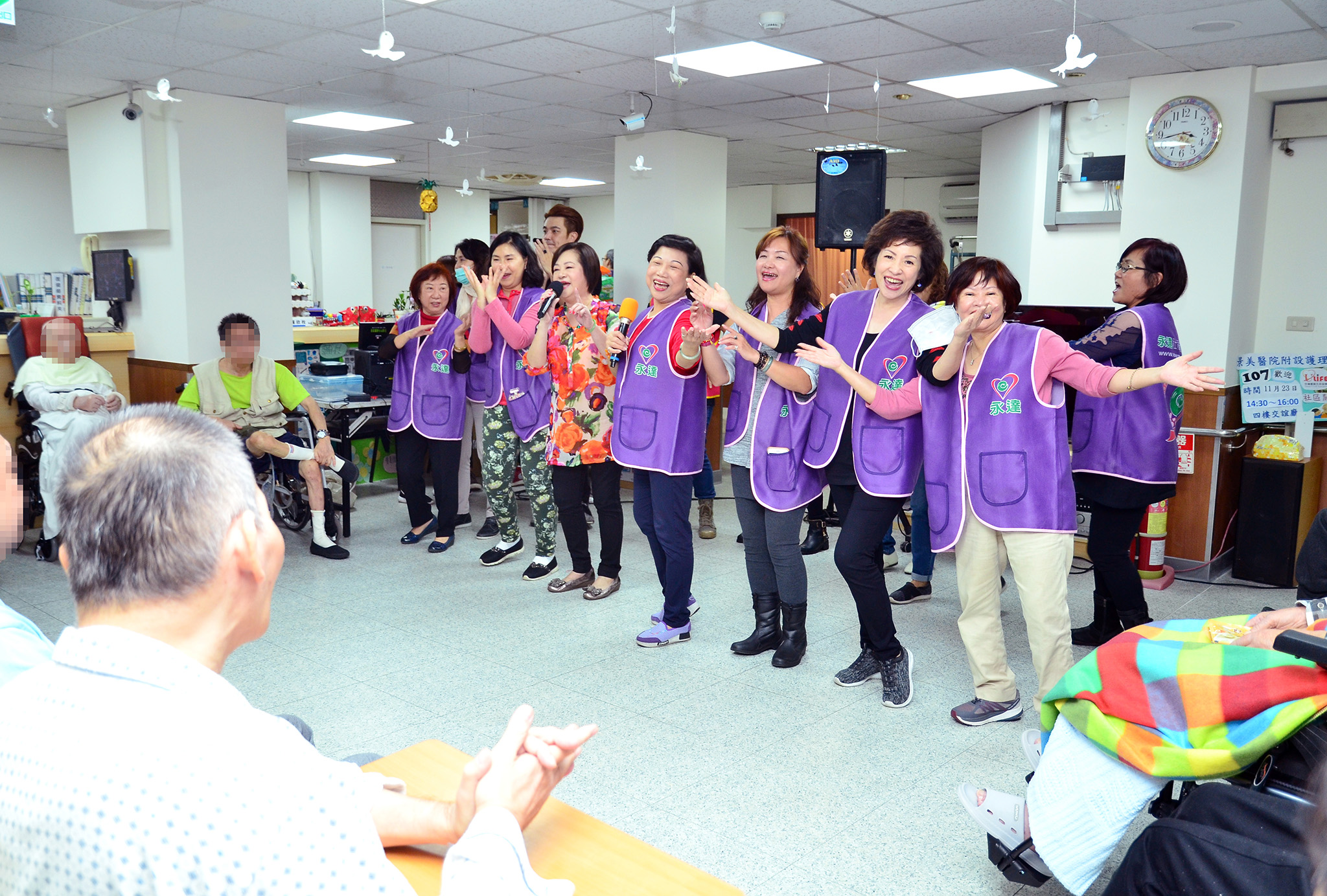 韓孫珍華業務副總帶著志工與藝人文香一同演唱「十八姑娘一朵花」，載歌載舞與長者同歡。