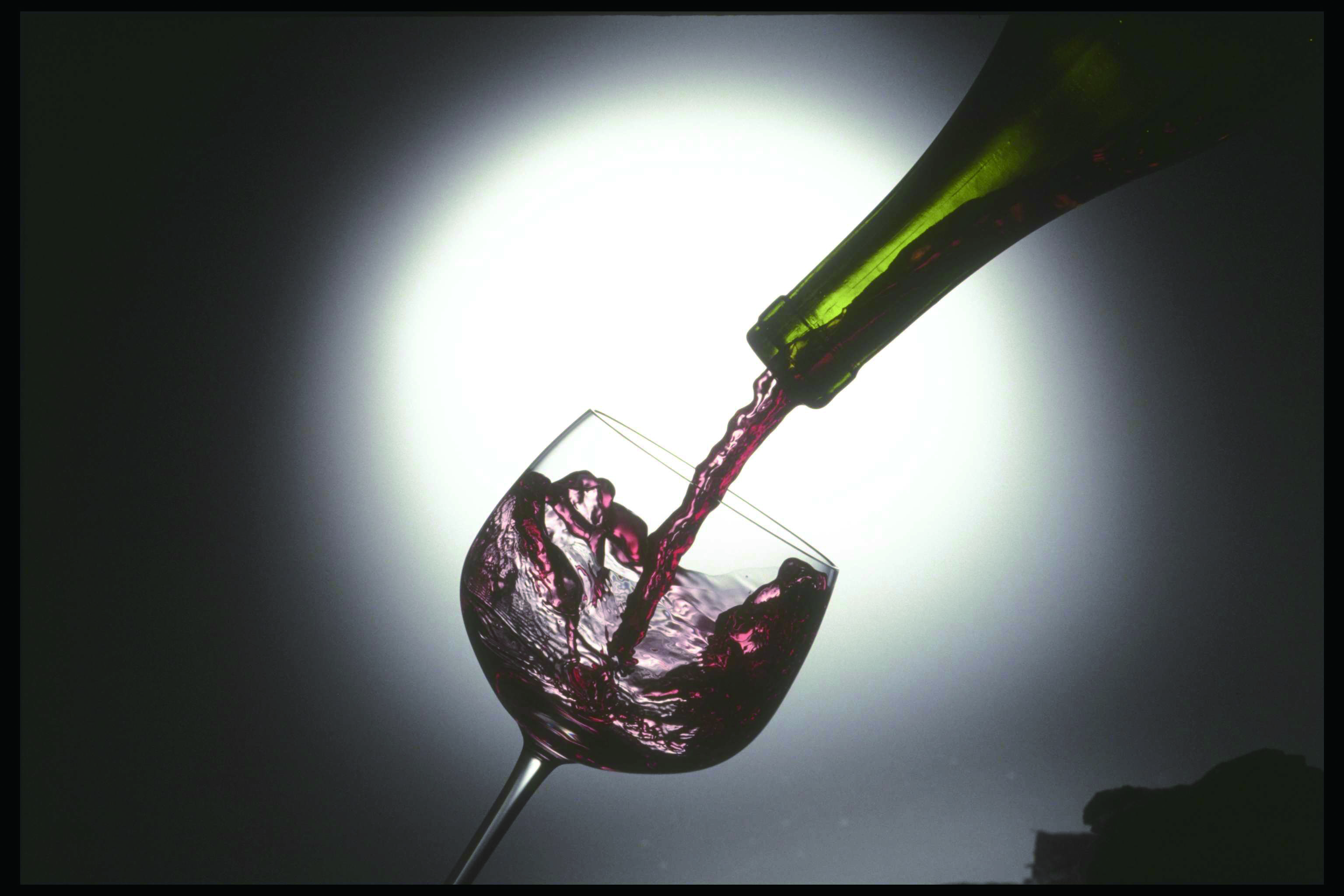 酒是引發食道癌的高危險因子。