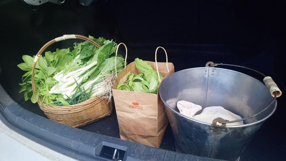 開車族購物可以鐵桶、竹籃、紙提袋盛裝肉類及蔬菜。