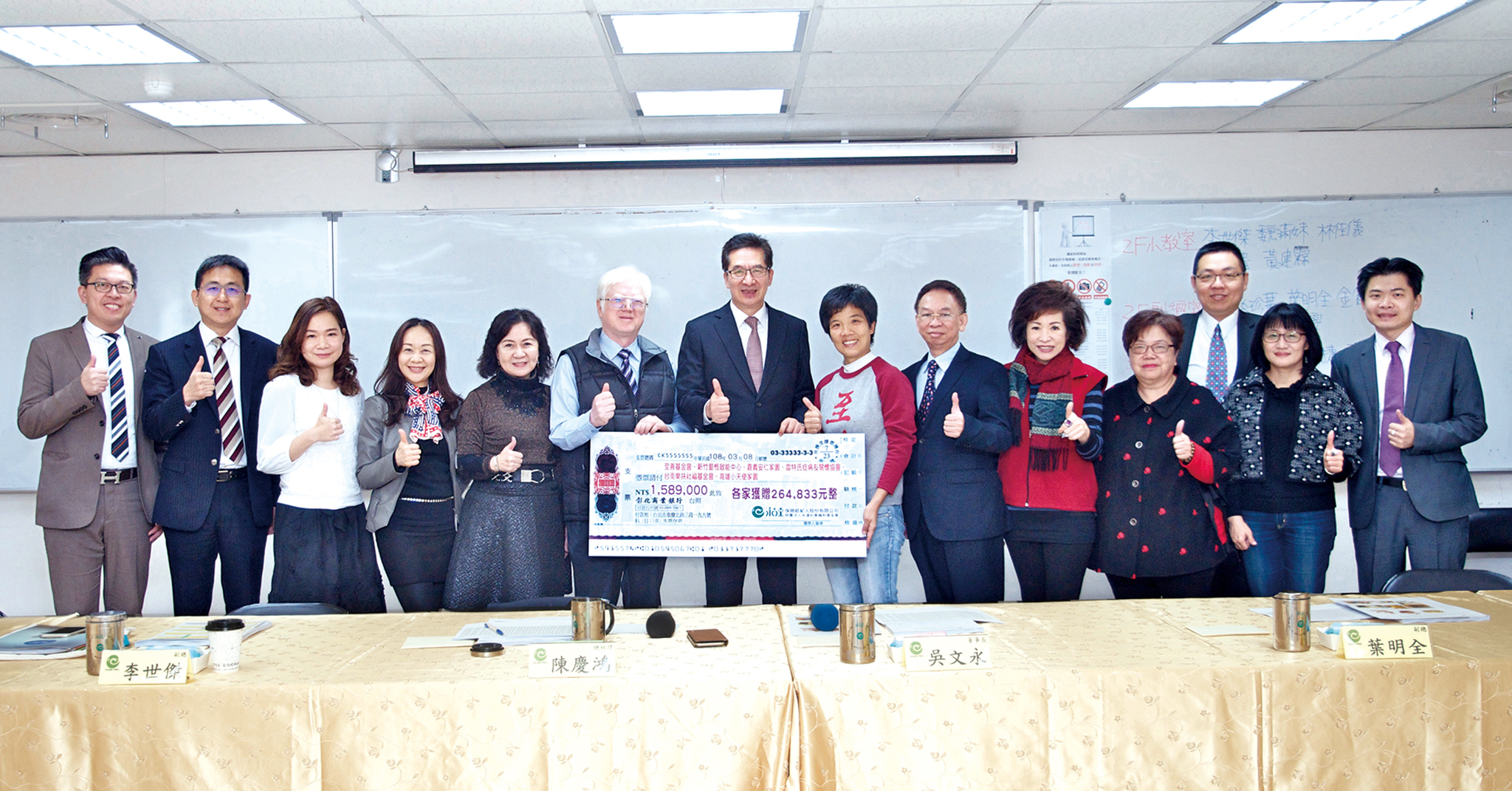 北區捐贈儀式由陳慶鴻總經理（左七）代表捐贈。