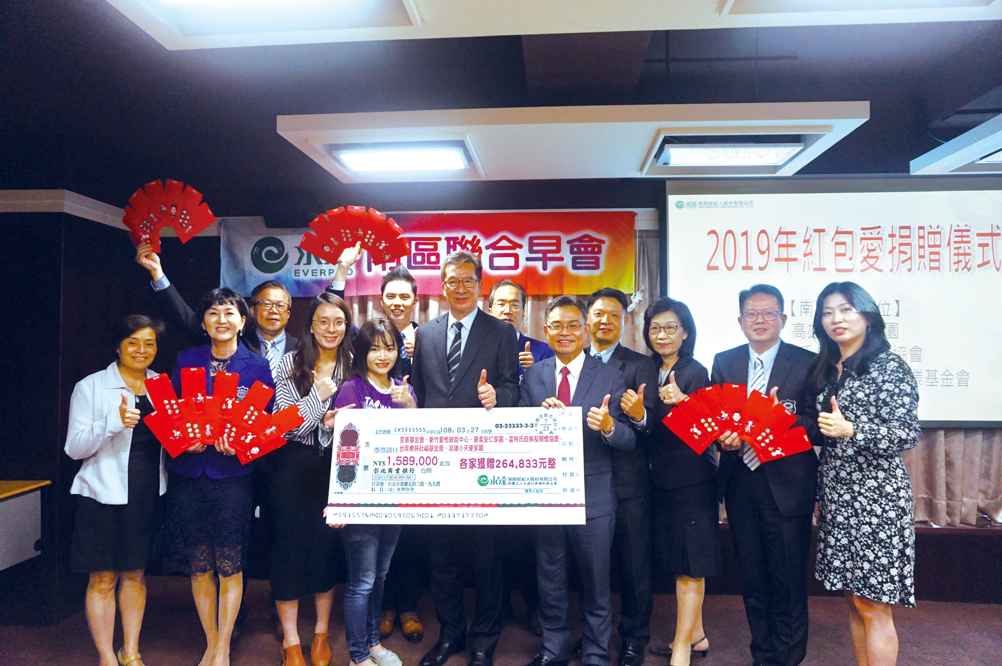 南區捐贈儀式由陳慶鴻總經理（一排左五）代表捐贈。