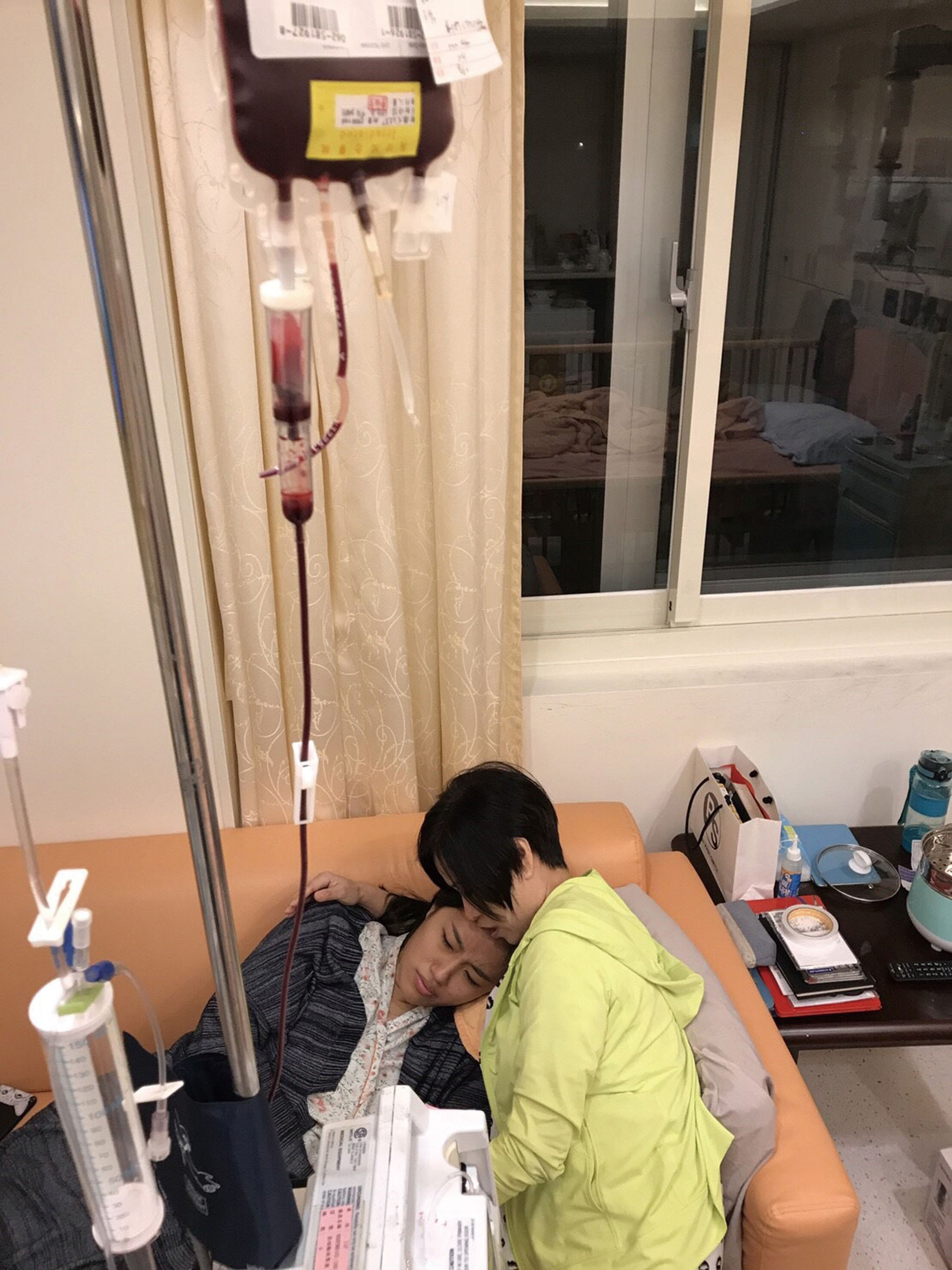 楊月娥在小蓁治療血癌期間，讓自己的身心安住在當下，將醫院當成飯店，陪伴女兒抗癌。