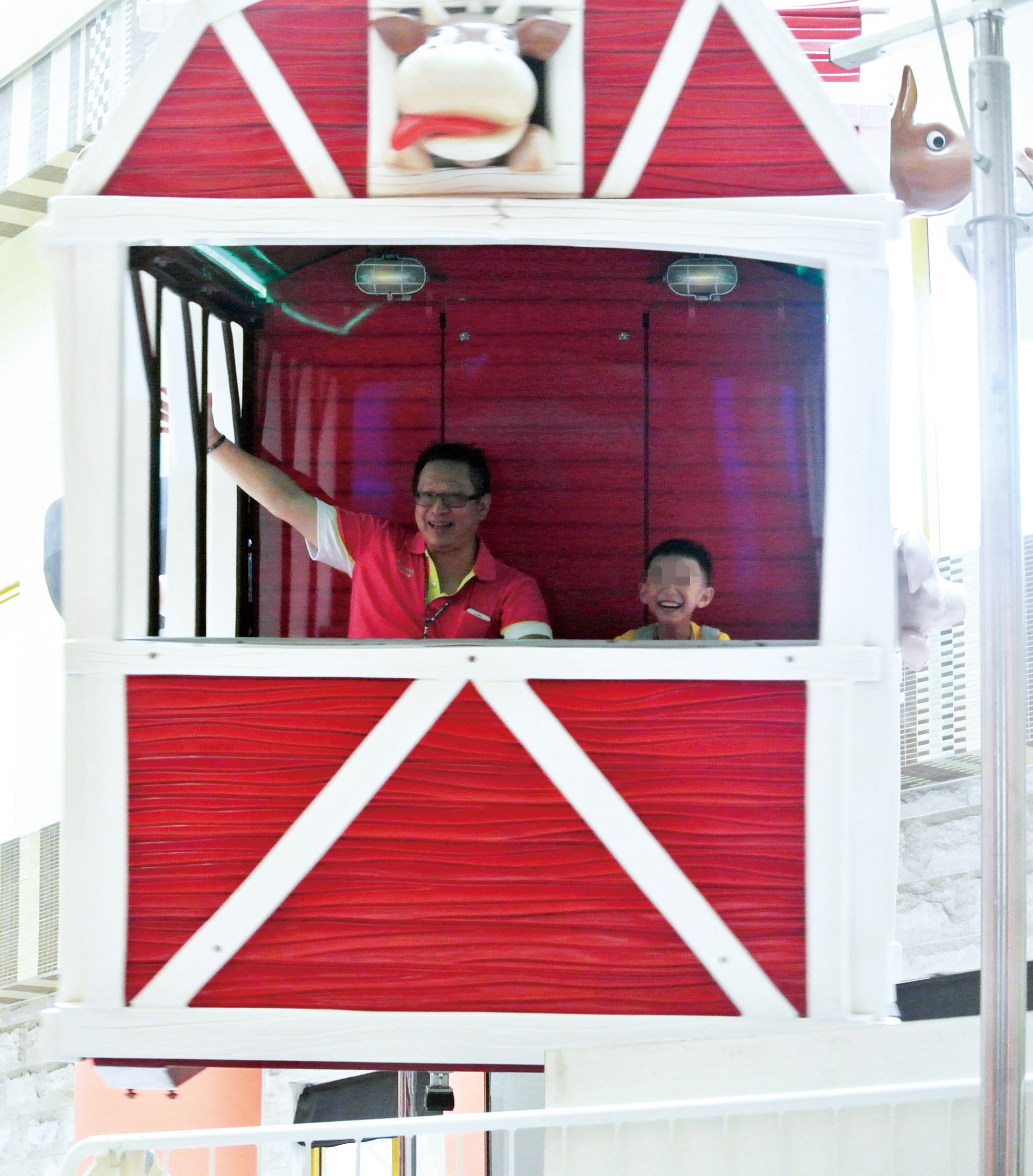 志工與寶貝玩遊樂設施留下開心的合影。