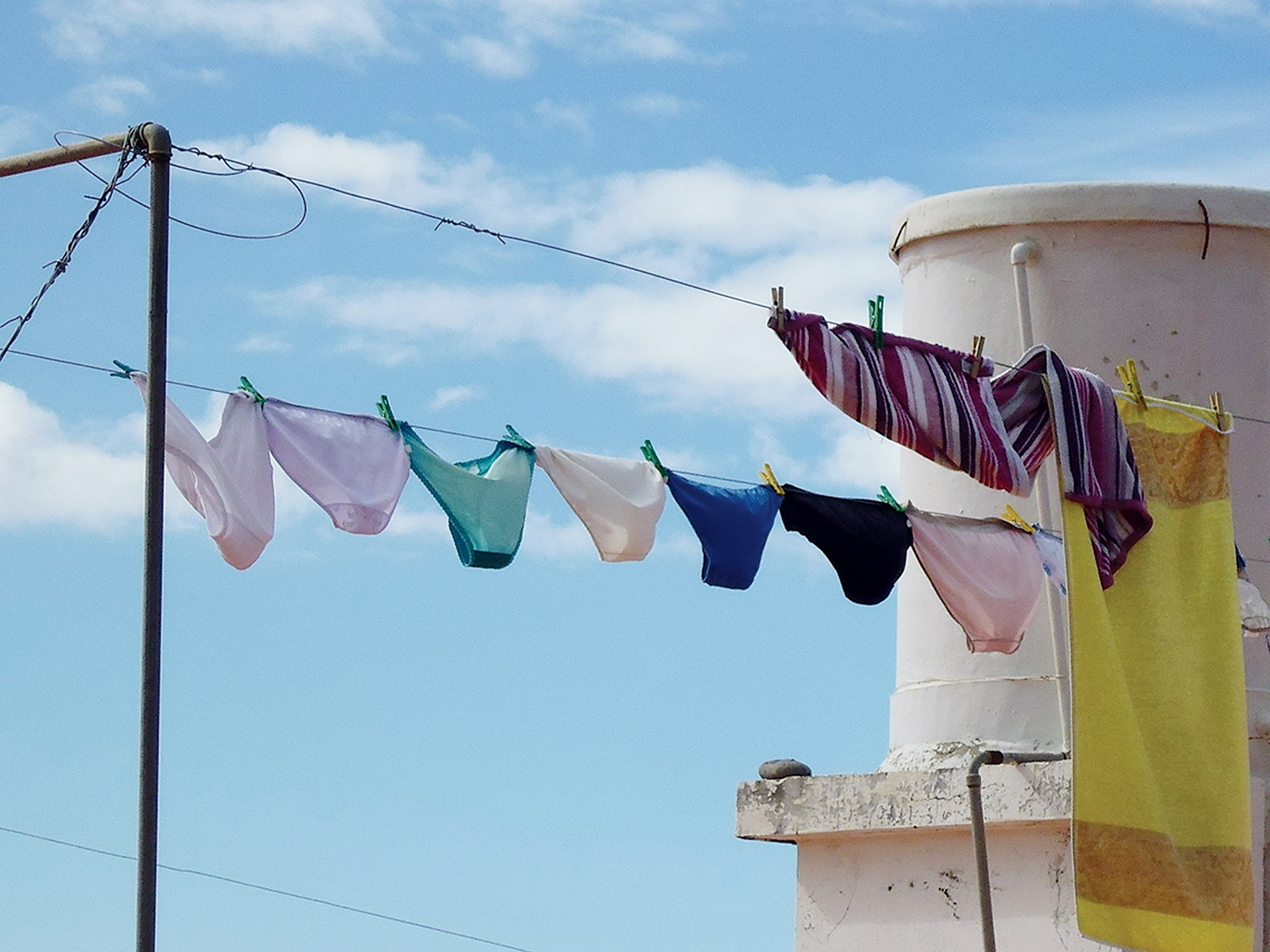 清洗內褲要謹記三原則「洗得乾淨、沖得徹底、晾得乾燥」。