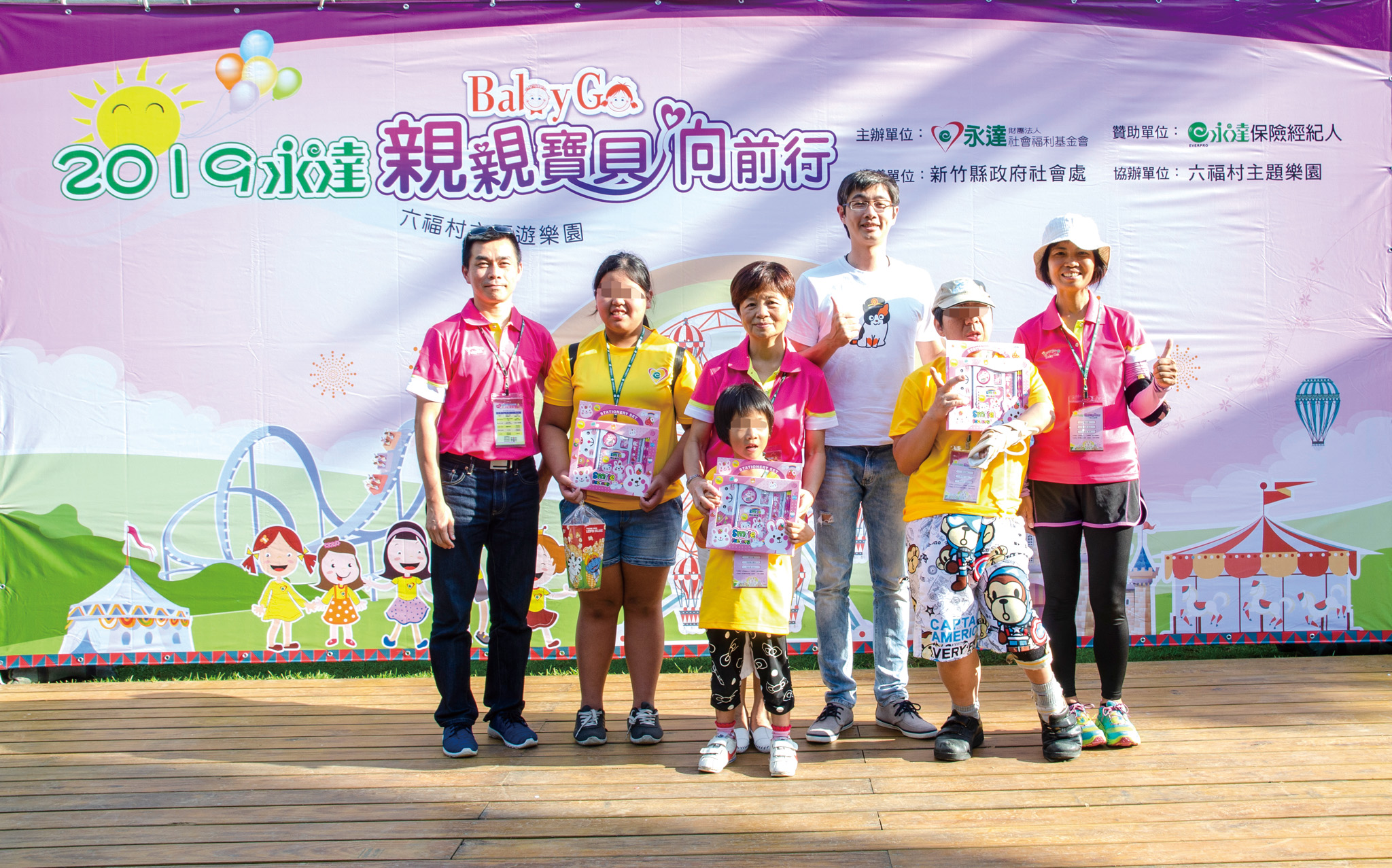 傅泓捷業務協理（右三）頒獎給上台分享的寶貝及志工們。