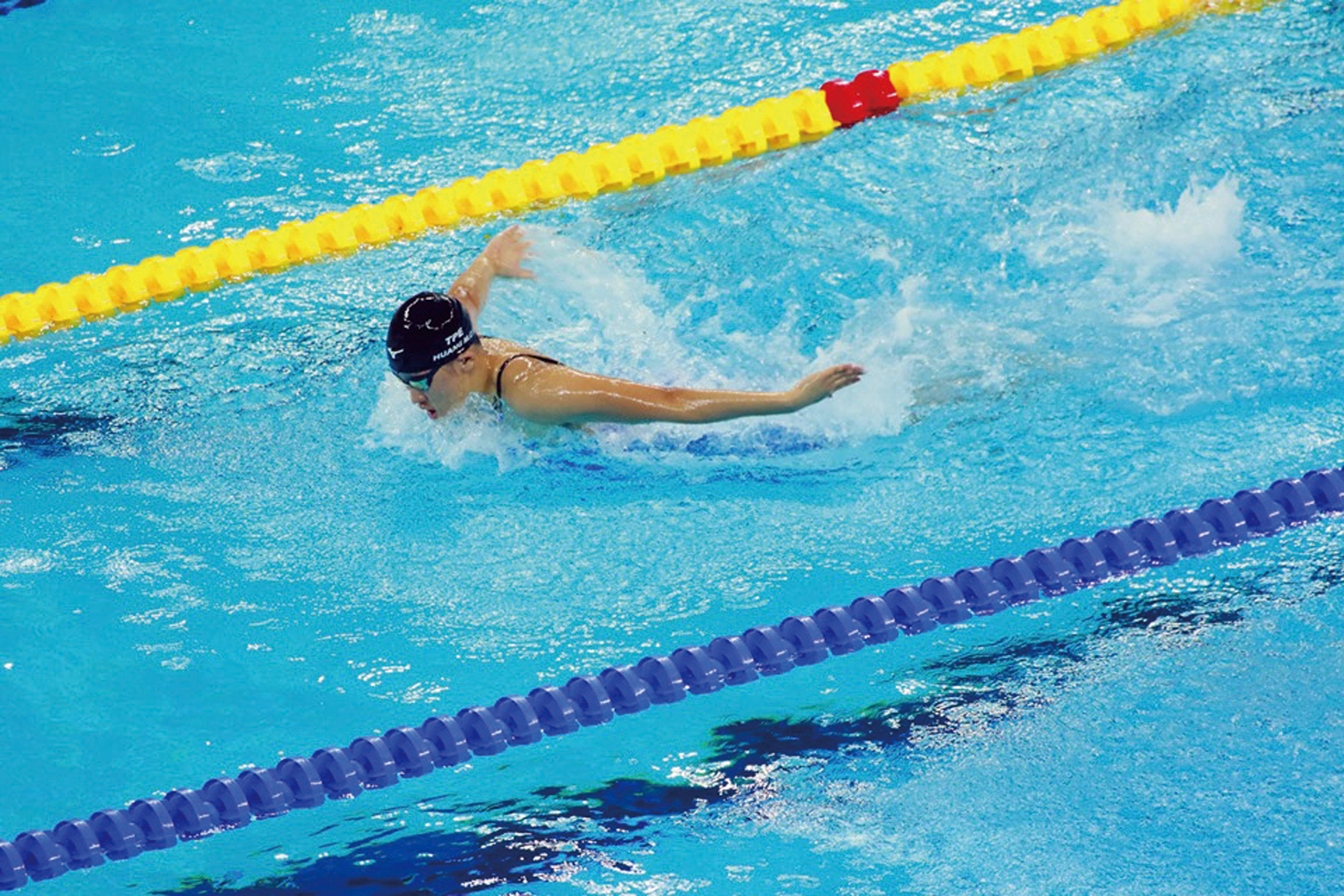 在 2019 年全大運 最終日賽程，女子50公尺蝶式決賽，由黃渼茜游出26.68，改寫自己去年亞運會游出26.89全國紀錄！