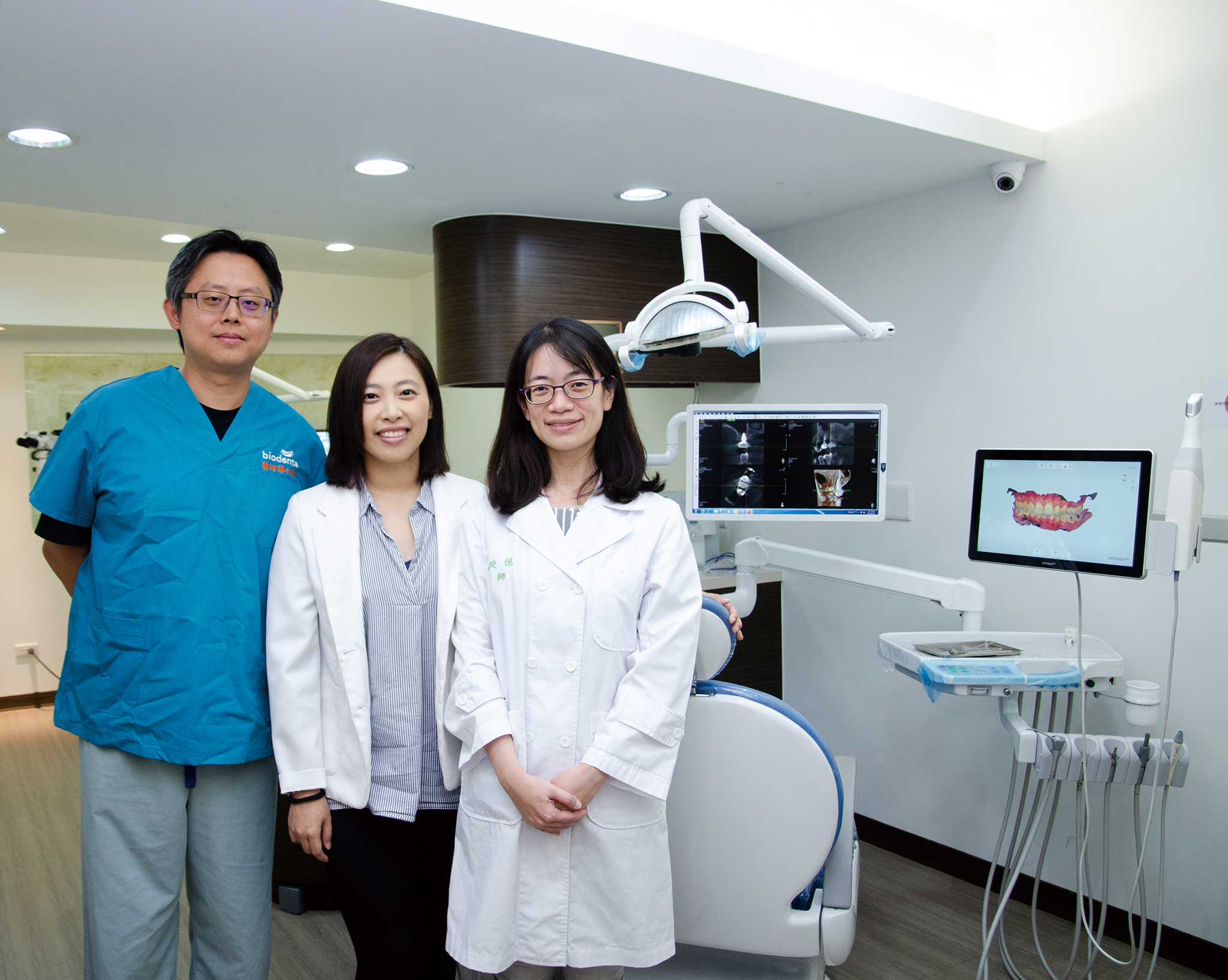 文湖牙醫診所創辦人蕭琁憶（右起）、王素心醫師，以及口腔外科專科醫師鄭仁昌。