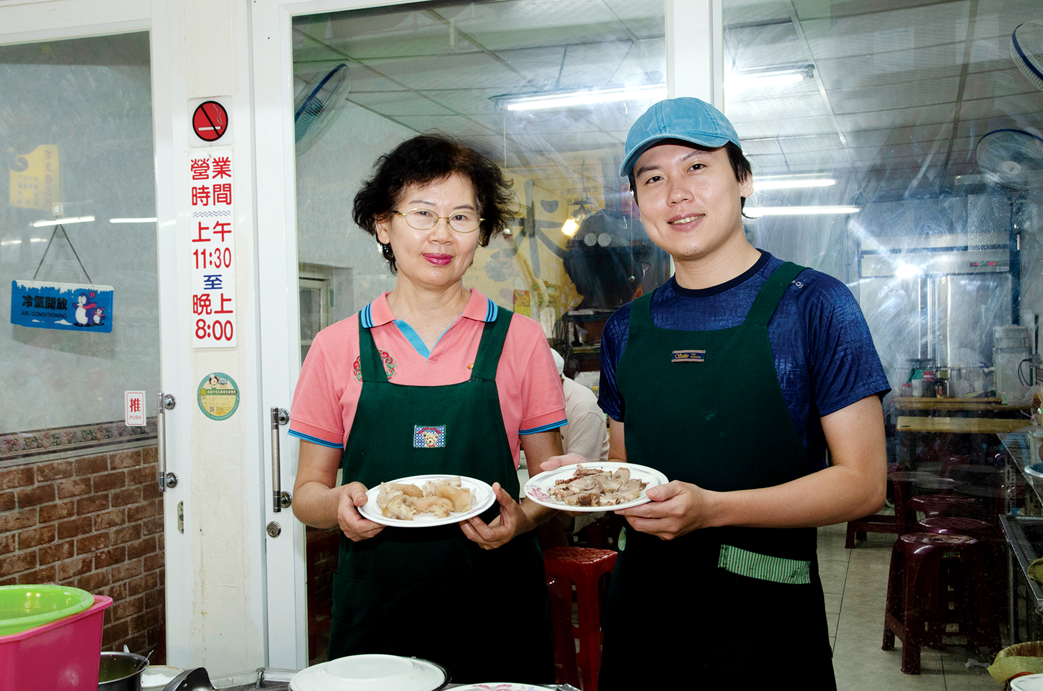 清溪小吃部第二代經營者蔡碧玉與第三代經營者蔡政忠。