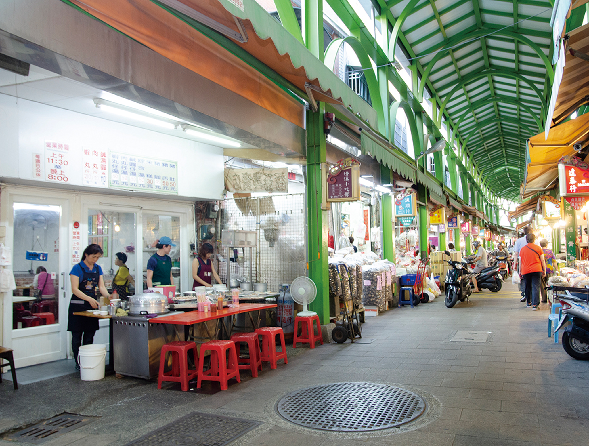 清溪小吃部位於高雄知名年貨大街三鳳中街上。