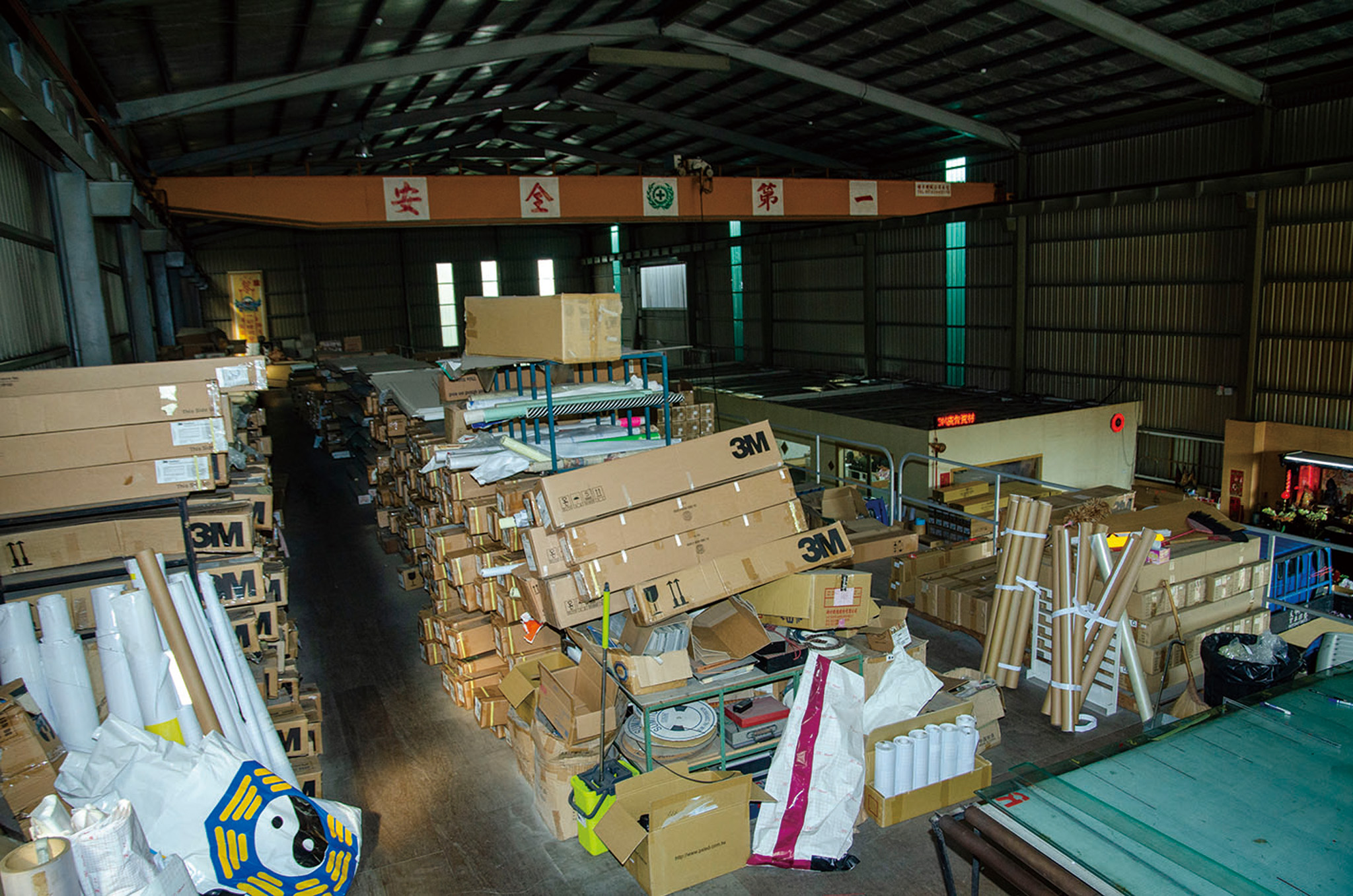 麥雄企業工廠腹地極為寬敞，材料擺放整齊。