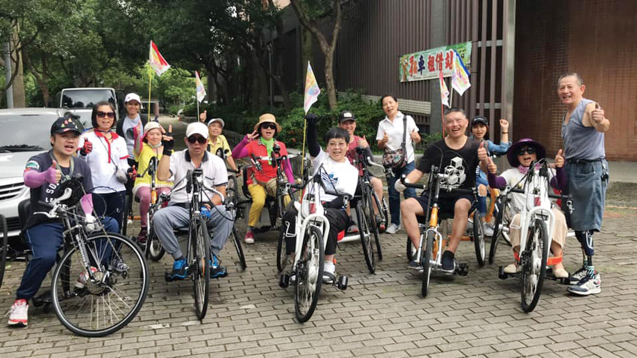亞東醫院中風病友組成團體「風中傳奇」，每周四固定到新北輪椅夢公園做運動。