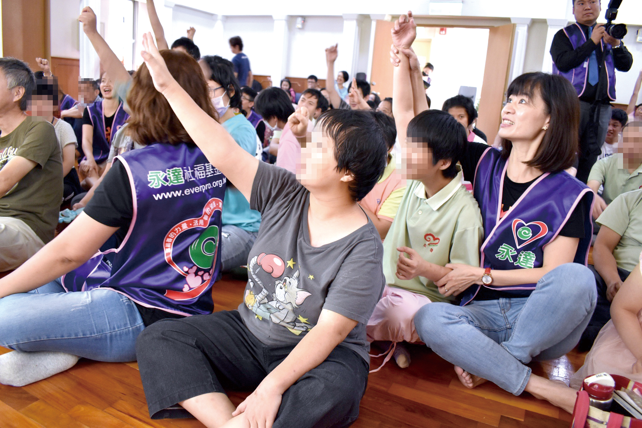 孩子踴躍舉手問答，永達志工感謝孩子重新教會他們勇敢不怕犯錯的學習心。