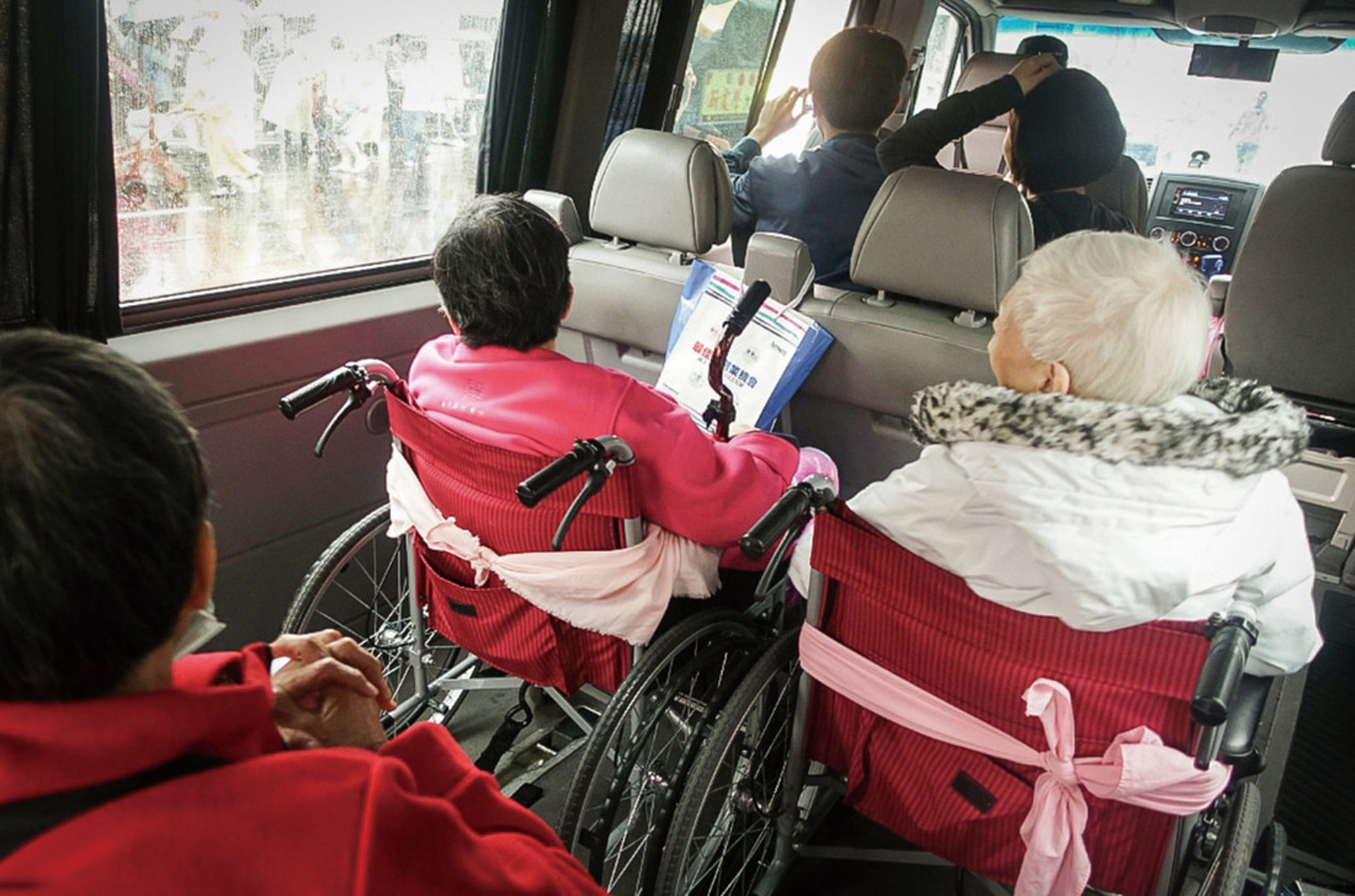 結合原有的接送業務，多扶假期可依據輪椅數量及需求提供最適合的出遊車型。