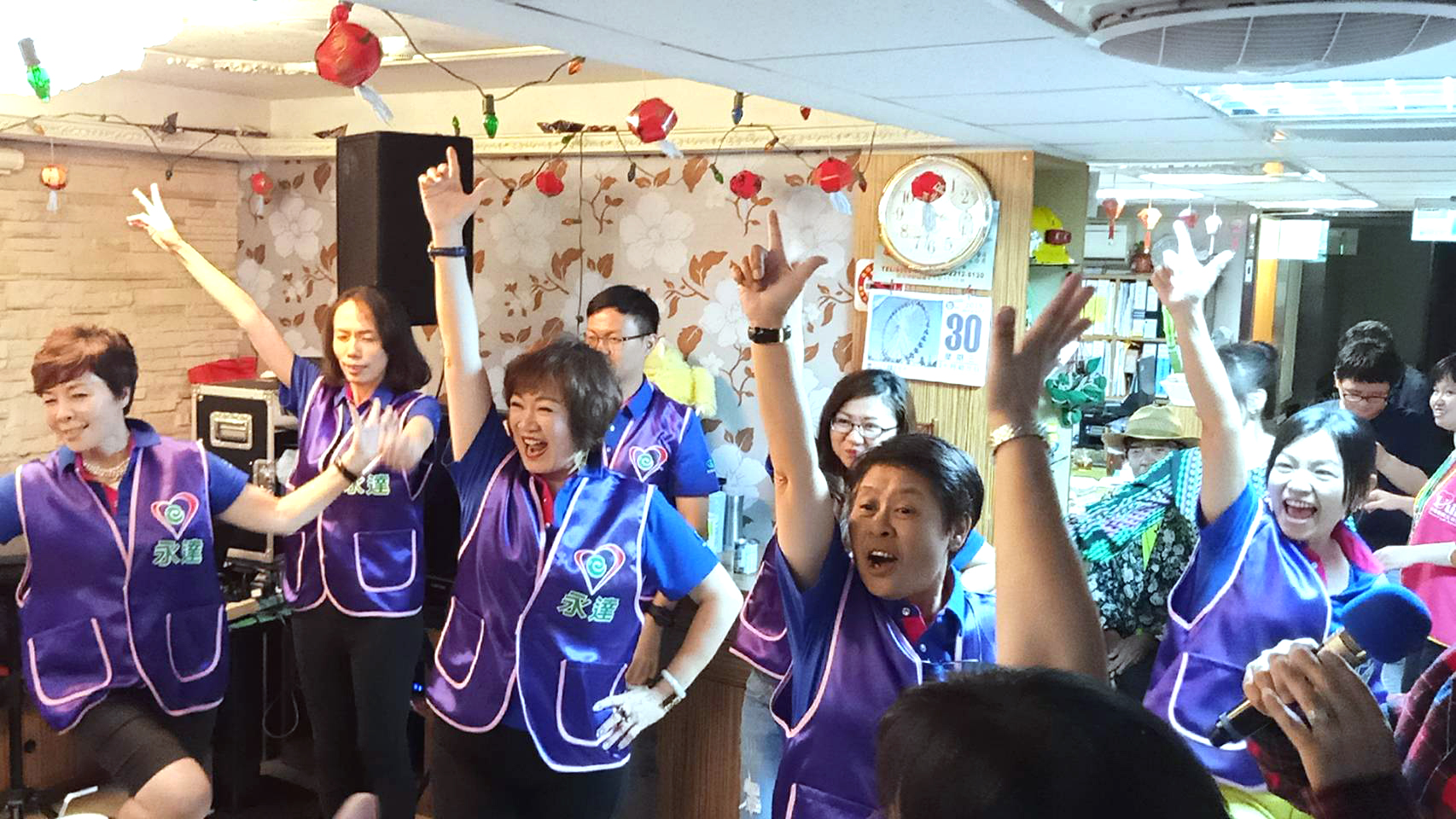 鄒美玲業務處經理與志工們帶來平常練習的流行歌與舞步，炒熱現場氣氛。