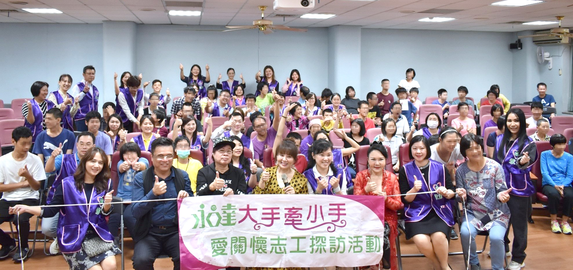 陳惠文業務處經理（坐者右四）、林佩瑜業務籌備處經理（坐者右二）呼朋引伴號召36位夥伴參與志工行列。