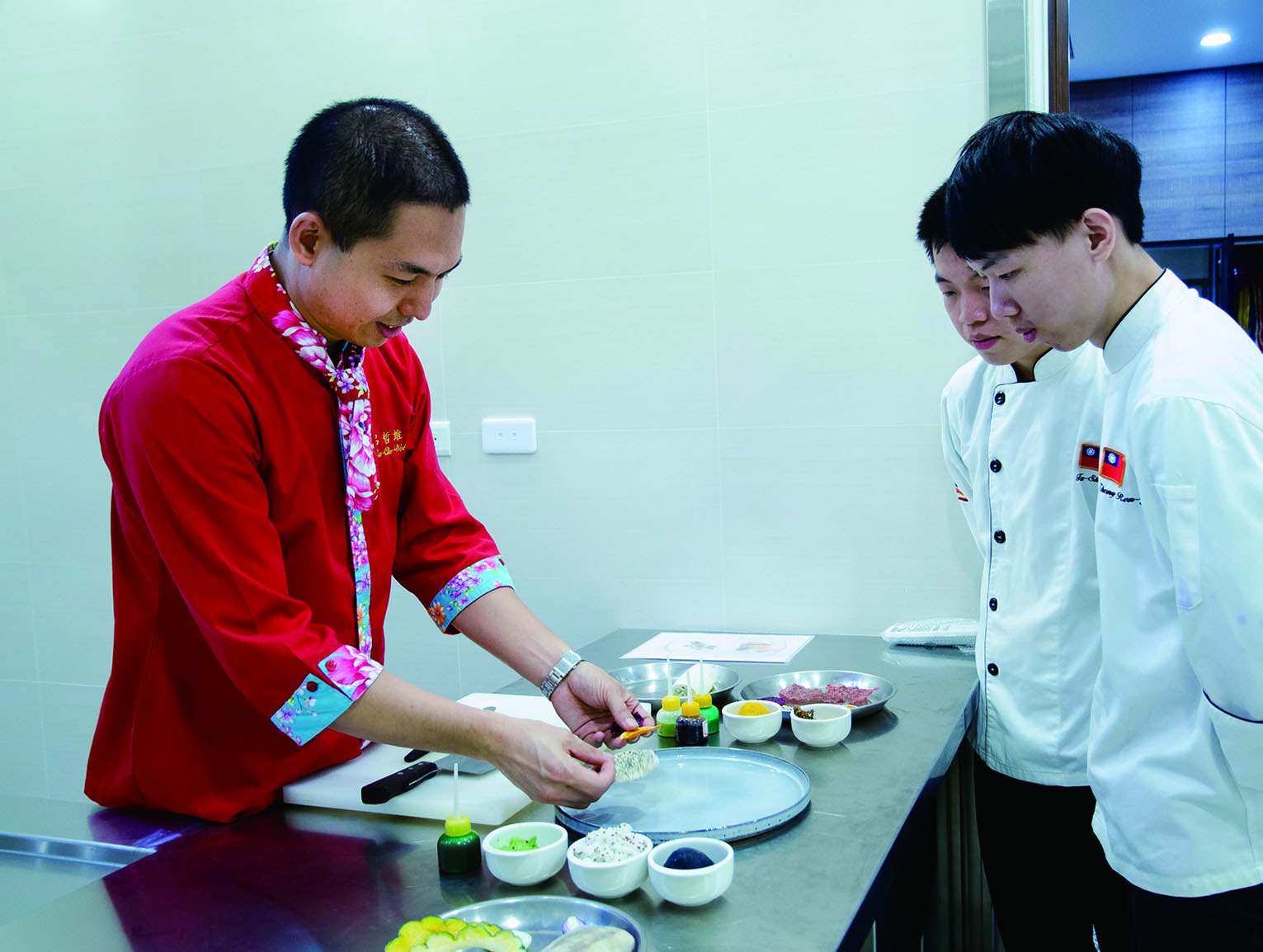 呂哲維老師無私傳授廚藝，與學生感情好、默契佳。
