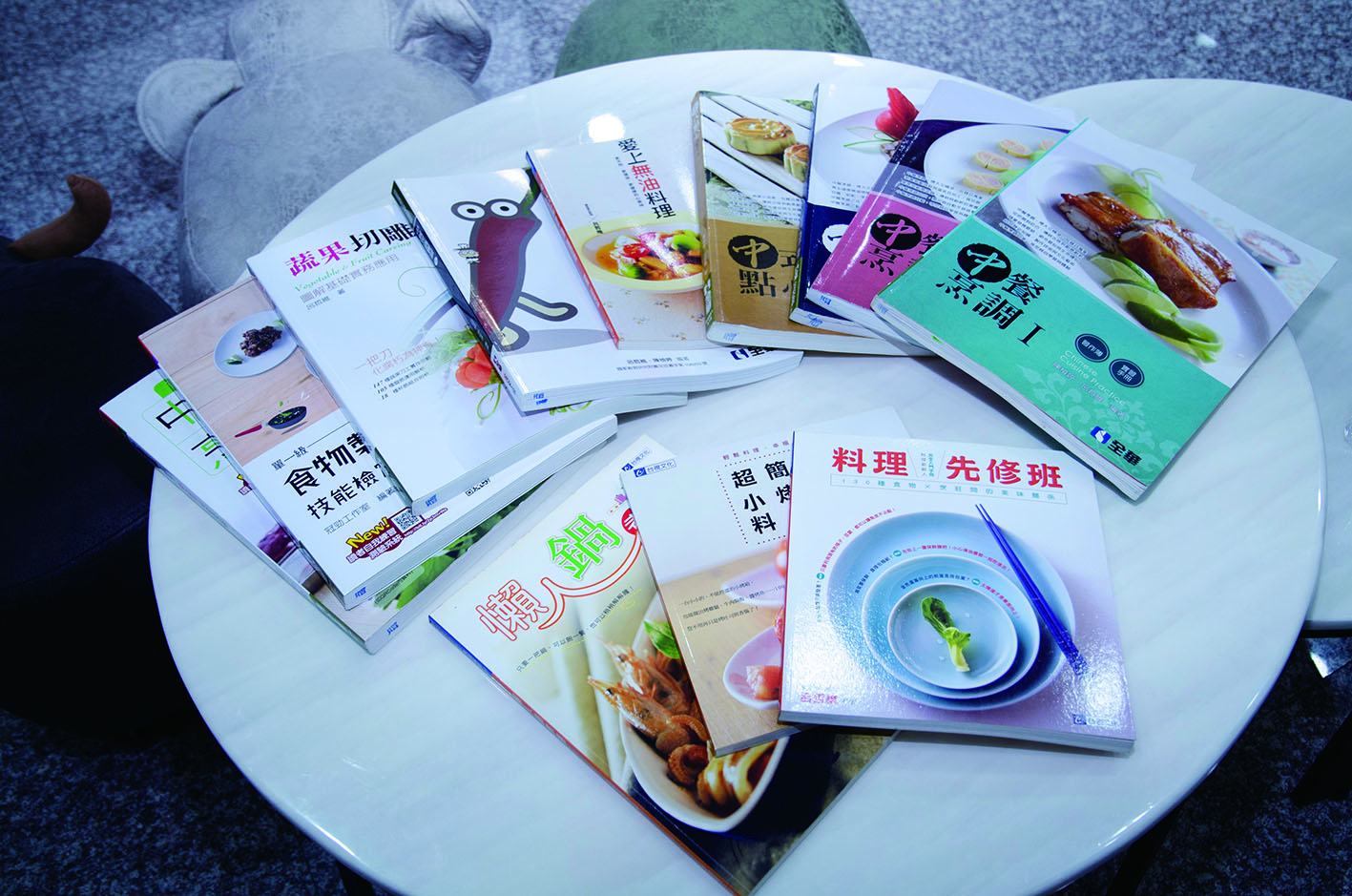 呂哲維每年出版廚藝書籍，無私分享廚藝之餘，更作為教學工具。