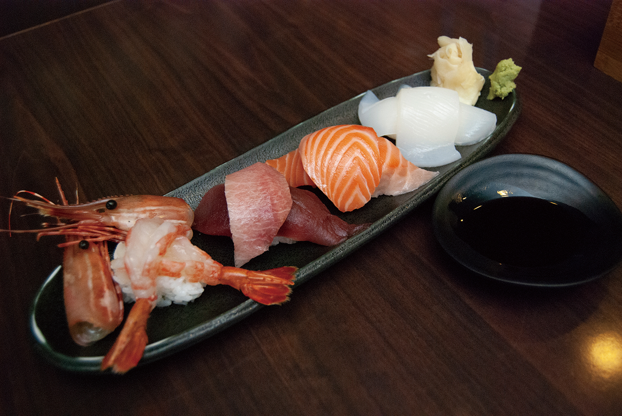 御三家的握壽司都會附上兩片生魚片，讓客人第一口先品嘗純生魚片的口感，第二口再品嘗握壽司。